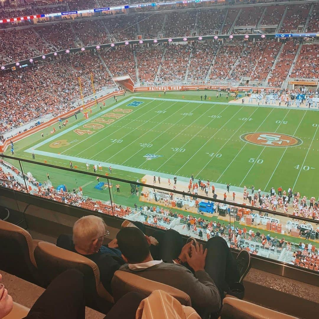 アレックス・ロドリゲスさんのインスタグラム写真 - (アレックス・ロドリゲスInstagram)「I had the pleasure of watching the second half of last week’s @dallascowboys game with the one and only Jerry Jones. . Talk about making a wise investment! He bought the team in 1989 for $140 million. It was a contrarian move as the team was losing as much as $1M per month. . Today, according to Forbes, the Cowboys are worth north of $5 BILLION! They have been the @nfl’s most valued franchise for 12 consecutive years and now are the world’s most valuable team across any sport. . Jerry and his lifelong partner, Jean, have never missed one game. Not one. Talk about focus and commitment! . My three lessons learned: . 1️⃣ Surround yourself with great people. 2️⃣ Think outside the box. Say yes, until you have to say no. 3️⃣ Always stay aggressive and continue to push, and always give back to the community, . At 77, he’s working harder today than ever before. He looks and feels great. Congrats, Jerry, on everything you have done and keep doing, and thank you for our time together. . How ‘bout them cowboys!!! #Legend」8月16日 9時22分 - arod