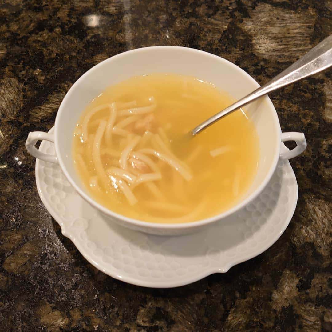 五十嵐一誠さんのインスタグラム写真 - (五十嵐一誠Instagram)「Campbell.s  Chicken Noodle Soup  これ知ってました？ このキャンベルのチキンヌードル スープも僕のソールフードのひとつ かもしれないです 小学生の頃から好きで飲んでて 今だに週に１～２回は朝食に飲んでますよ 僕の考え方やライフスタイルが アメリカ人に近いのかな YESとNOがはっきりしてるし 群れをなすのは好きじゃない 今これが流行ってるからみんなと揃えなきゃは嫌いだし 自分の個性と主張はしっかり持ってますからね  お世辞とよいしょ、誤魔化しとか 責任取らずに保身も嫌ですね  チキンヌードルスープ アメリカ人には知らない人がいないくらいの人気スープだけど 日本には、かなり大雑把な味だから 好きか嫌いかは好みが別れると思いますが 是非一度お試しください☺️ 、  誤解の無いように付け加えますが けして僕はアメリカが一番で日本は駄目だ と言ってるのではないですよ 僕の気質がアメリカ人に近いと言ってるだけで  アメリカ人にも嫌な部分はあるし 日本人には日本独自な良さがある 他の国には他の国の良さがありますからね  他を否定することはしないです 他は他で認めた上で自分を主張する これが僕です☺️ #campbell #soup#chickennoodlesoup  #america#american #キャンベル #スープ #アンディウォーホル #ポップアート  #andywarhol」8月16日 9時14分 - superdentist5