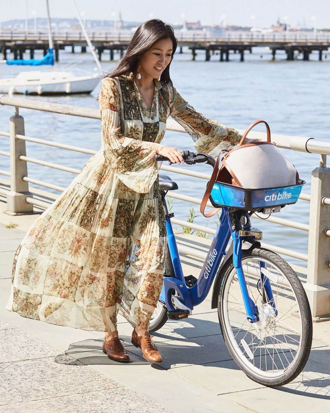 オスカーデラレンタさんのインスタグラム写真 - (オスカーデラレンタInstagram)「@TokiBunBun takes the chicest commute in an #odlrfall2019 patchwork floral chiffon dress, Taj earrings and baby Nolo bag. #ItsNoContest」8月16日 9時19分 - oscardelarenta