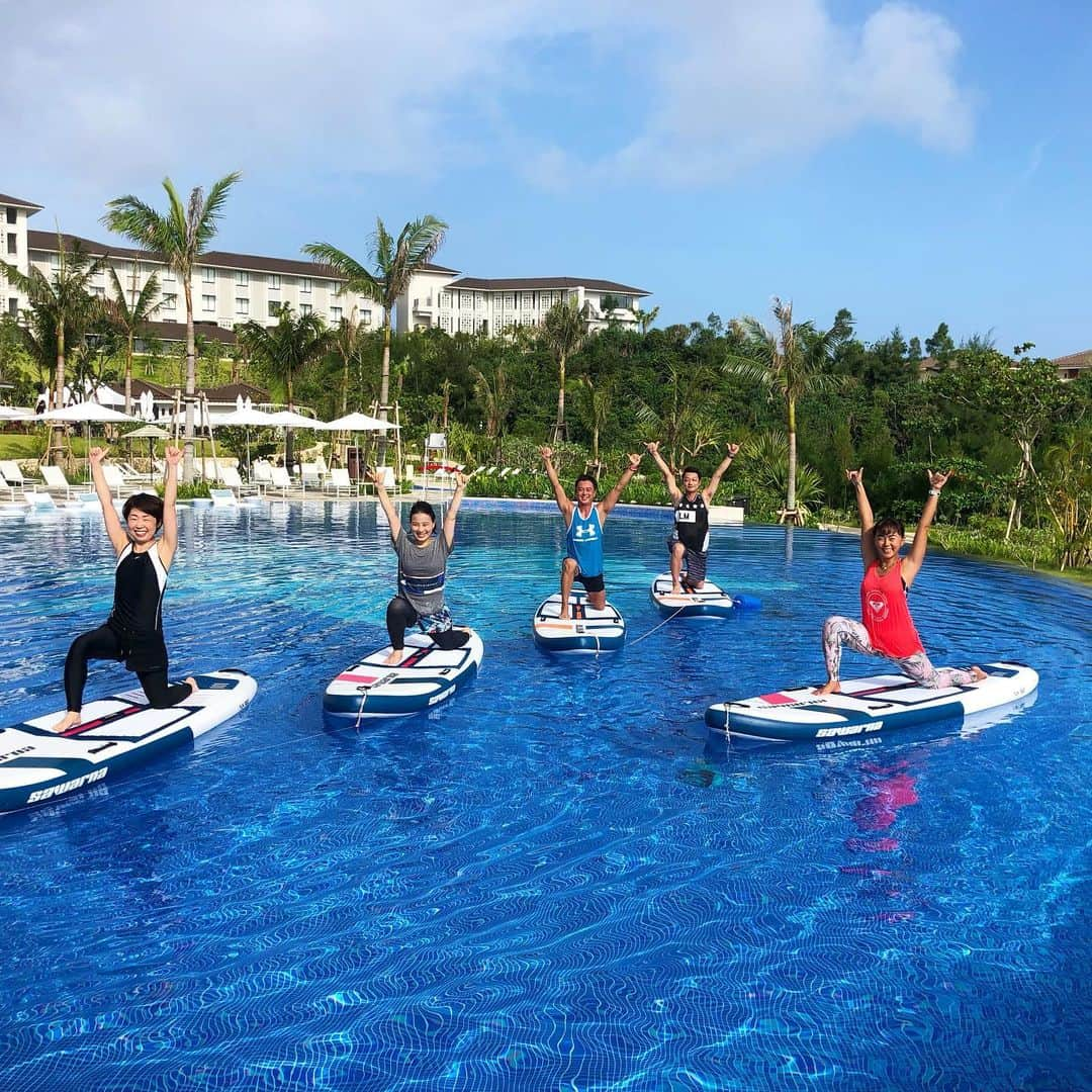 田中律子さんのインスタグラム写真 - (田中律子Instagram)「HALEKULANI SUP YOGA🏄‍♀️ 本日ご参加くださったゲストのみなさまありがとうございました😊朝から、プルプルしてたくさん身体を動かしてヘルシーな1日の始まり🤩 最高ーーーーーー🙌🌈 #halekulani  #halekulaniokinawa  #halekulanisupyoga  #田中律子監修  #オーキッドプール  #朝からガッツリ  #身体を動かして  #healthylifestyle  #海のある暮らし  #okinawa」8月16日 9時58分 - ri2kotanaka