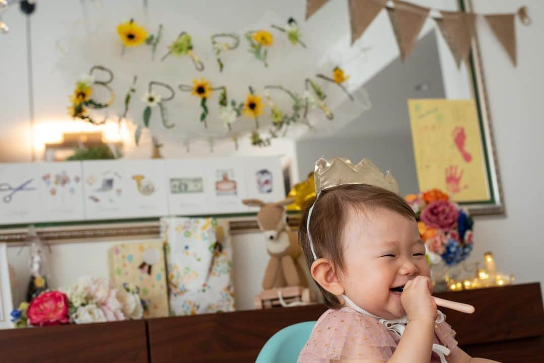 巴田みず希さんのインスタグラム写真 - (巴田みず希Instagram)「一歳お誕生日会🎂 ・ パパシェフが、お家でケーキを焼いてくれたよ♡ ・ 初ケーキが美味しかったようで、ガツガツ食べてた😂 ・ 小晴くんもフルーツをパクパク食べました🐕✨ ・ 写真館で真顔しか撮れなかったからママ、必死で笑わせたよ！笑 ・ 向日葵ガーランドは、ミンネで購入。（麻のガーランドも一緒に） @azukichan.shop @minne_official ・ ギリギリになって、やっぱり欲しい！と思って購入を決めたんだけど、迅速な対応していただいてほんとに助かりました〜🙇‍♀️ ・ 一歳の手形と足形もスタンプして👣 ・ 金の数字はフライングタイガーで100円だったよ〜 @flyingtigerjp ・ 月齢カードはママの手作り♡ ・ 素敵なレディになってね♡姫♡ ・ ・ ・ #1歳 #12months #12ヶ月baby #女の子ママ #新米ママと繋がりたい #赤ちゃんのいる生活 #あかちゃんのいる暮らし #可愛い #cute #baby #女の子ベビー #youtuber #毎日バタバタだけど幸せな日々 #30代初ママ #育児  #赤ちゃんとチワワ #月齢フォト #2018_summer_baby部 #photooftheday #babywearing #ベビーファッション #お誕生日会 #1歳誕生日 #バースデー購入品 #minne #フルーツケーキ #marlmarlエプロン #gapbaby」8月16日 10時12分 - mizukitomoda