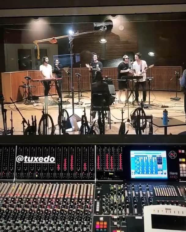 のインスタグラム：「Thanks to @thecurrent FM for having us in the studio 🤗🌍」