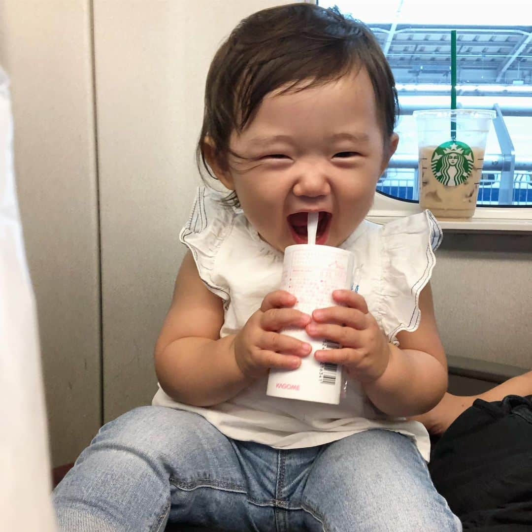 那須久美子さんのインスタグラム写真 - (那須久美子Instagram)「プチ夏休み🌈  台風来て飛行機✈️ドキドキだったけど、ノロノロ台風のお陰で外遊びたくさん出来た✨  畑で朝からトマト🍅収穫したり、プールしたり、親戚の子供8人もいたから、保育園状態でわちゃわちゃ😆❣️ おじいちゃんおばあちゃんの髪の毛も切ってあげれてよかった✂️ 娘といっぱいぎゅーって出来た3日間でした✨  今日からまた頑張ります‼️ #徳島 #台風10号 #プール #お盆休み #赤ちゃん水着 ＃1歳3ヶ月 #女の子ベビー #あんよ #ムチムチボディ」8月16日 10時16分 - nasu_kumiko