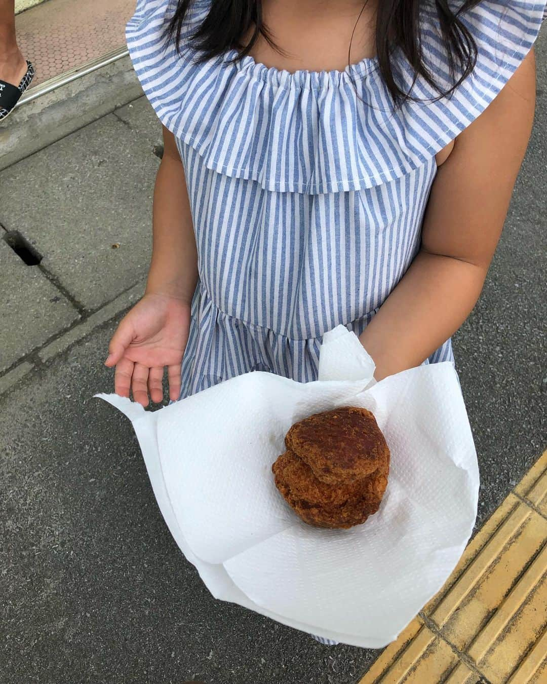 加護亜依さんのインスタグラム写真 - (加護亜依Instagram)「朝食は菊栄食堂へ🤤👍🏻 ソーキそばにカレー美味しかった！ 帰り側に子供達にサーターアンダギーくださいました🍩 さっきまで曇りだったけど晴れてきた☀️ #自称晴れ女 #ほんとに行くとこ晴れる #天気の子」8月16日 10時32分 - ai.1988kg