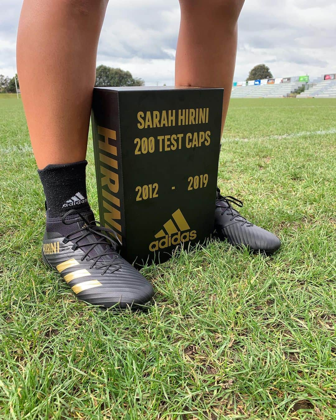 サラ・ゴスさんのインスタグラム写真 - (サラ・ゴスInstagram)「I have the bestest sponsor in the whole wide WORLD /// 🤩 @adidas  How epic are these boots 🔥⚡️」8月16日 10時24分 - sarah.hirini