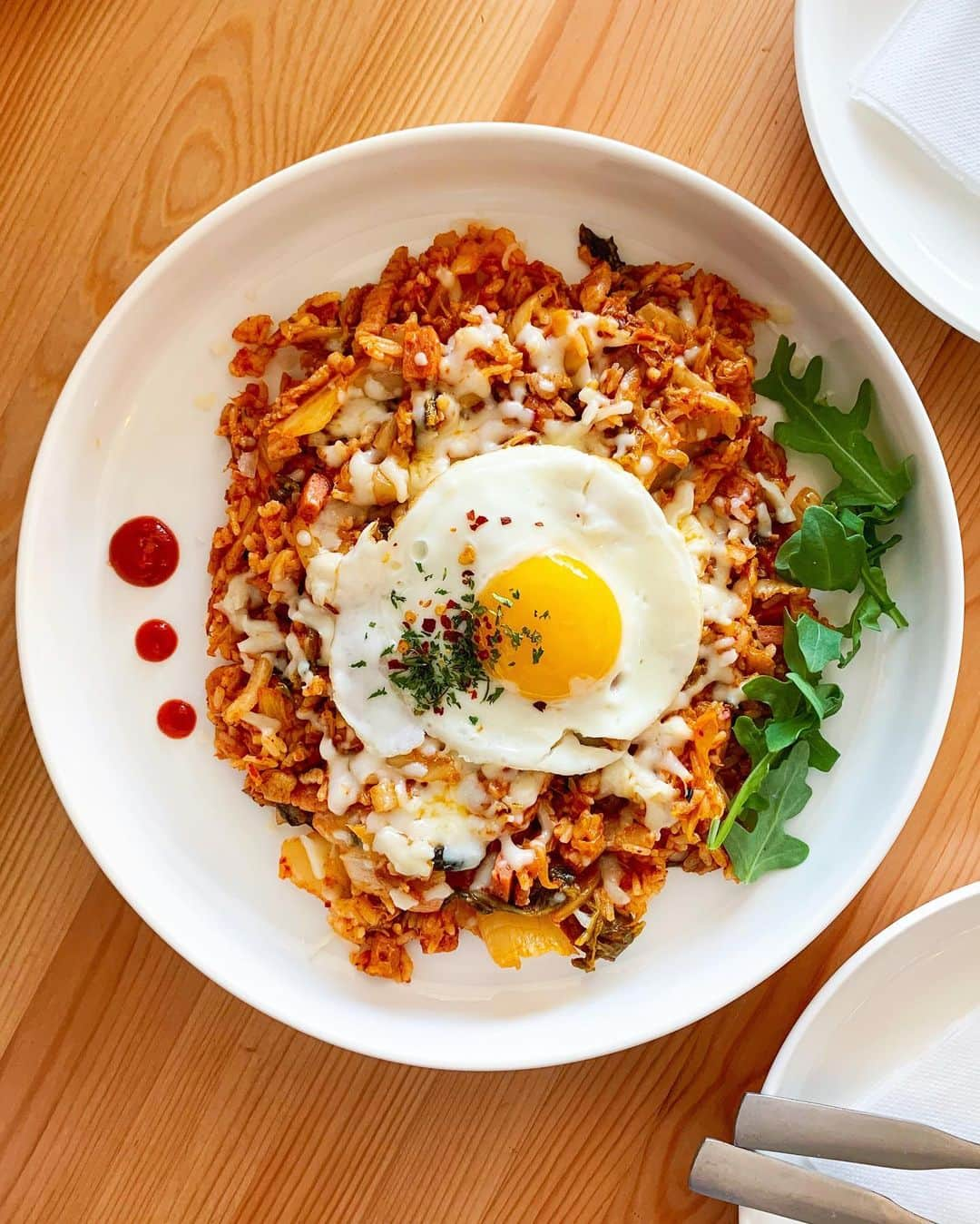 アレックス・シブタニさんのインスタグラム写真 - (アレックス・シブタニInstagram)「What’s your favorite kind of food??? One of our favorite dishes anywhere: the kimchi fried rice at @spoonbyh! 📷: @shotsbyshibs #shibsibssuggest」8月16日 10時35分 - shibsibs