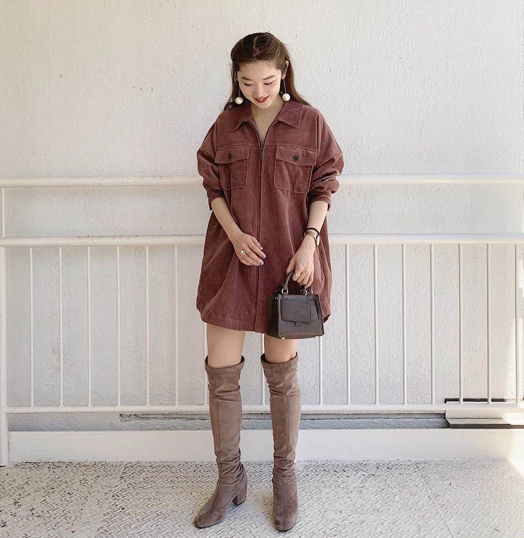 mina hinokuchiのインスタグラム：「. 入荷したら絶対買う！って決めてるワンピース★ 先日の受注会でも沢山お客様がお揃いで予約してくださって、更にお気に入りになりそうです❣️ ミニだけどコーデュロイの素材だから甘すぎなくて、カジュアルさんにもオススメ🍁 前を開けて羽織でも使えるし、小柄な方は付属のリボンをウエストに巻いてブラウジングしても可愛く着ていただけます✨ . 今日の夜はこのワンピも含めた、未入荷の新作を @whoswhochico で20時よりインスタLIVEでご紹介します★ ぜひcheckしてください♡ . #whoswhochico #salonbychico #mina_chicode #ルミネ横浜 #横浜」