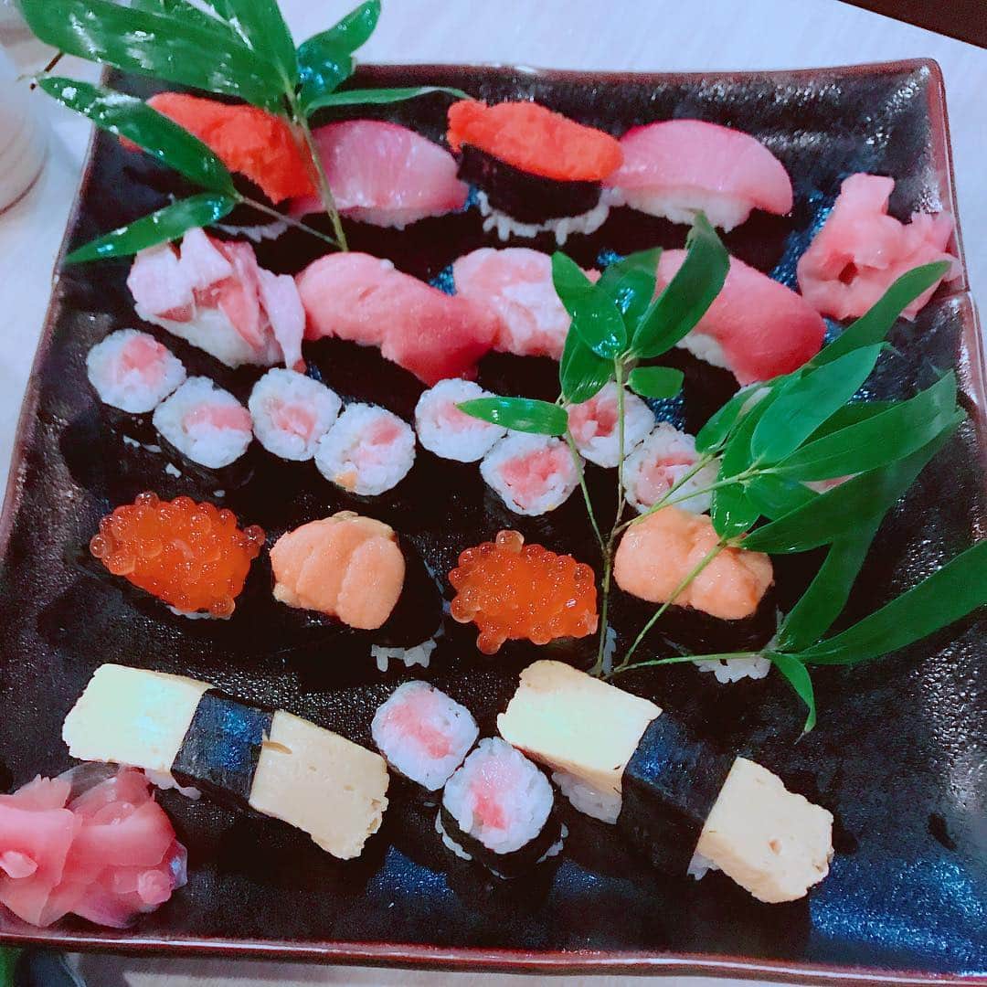 瑞稀ミキさんのインスタグラム写真 - (瑞稀ミキInstagram)「きらきらのおすし🍣 . お盆も音楽の海を泳いでた🏖みんなのお盆はどんな感じなのかな . #sushi #japanese_food #osushi」8月16日 10時48分 - mikichujpn