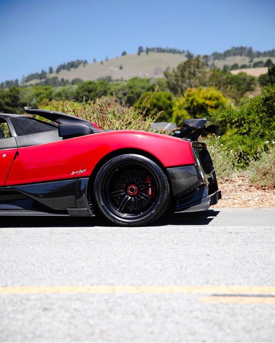 CarsWithoutLimitsさんのインスタグラム写真 - (CarsWithoutLimitsInstagram)「Red Zonda Cinque  Photo @kyle_mckiernan  #carswithoutlimits #paganizonda #zondacinque #zonda」8月16日 10時41分 - carswithoutlimits