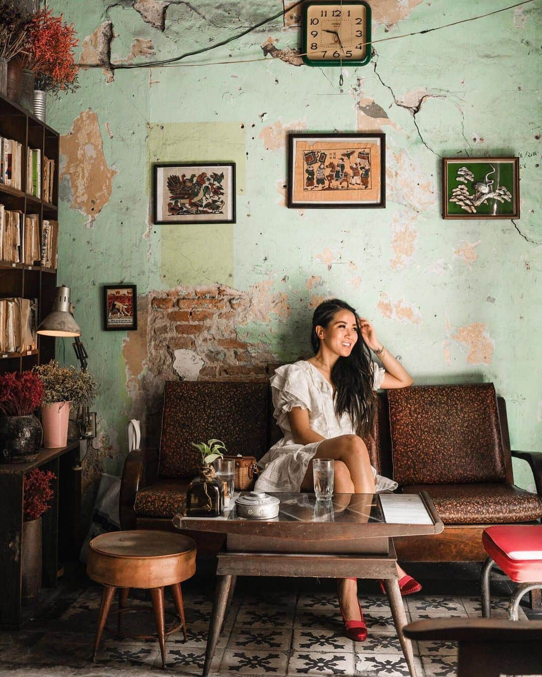 ウェンディー・グエンさんのインスタグラム写真 - (ウェンディー・グエンInstagram)「I miss Vietnam a lot! There are so many charming cafes and beautifully decorated places in Saigon. Same dress and shoes today but in NYC this time 💚 #vietnam」8月16日 10時50分 - wendyslookbook