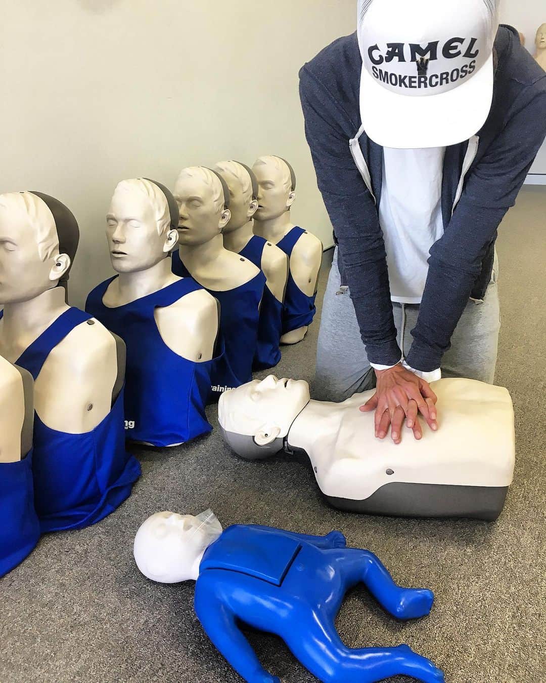 シャーニ・ヴィンソンのインスタグラム：「CPR training complete! If you haven’t already done a #CPR course there is no excuse. Enroll today and save a life!  #firstaid #resuscitation #survival #training #DRSABCD #savinglives」