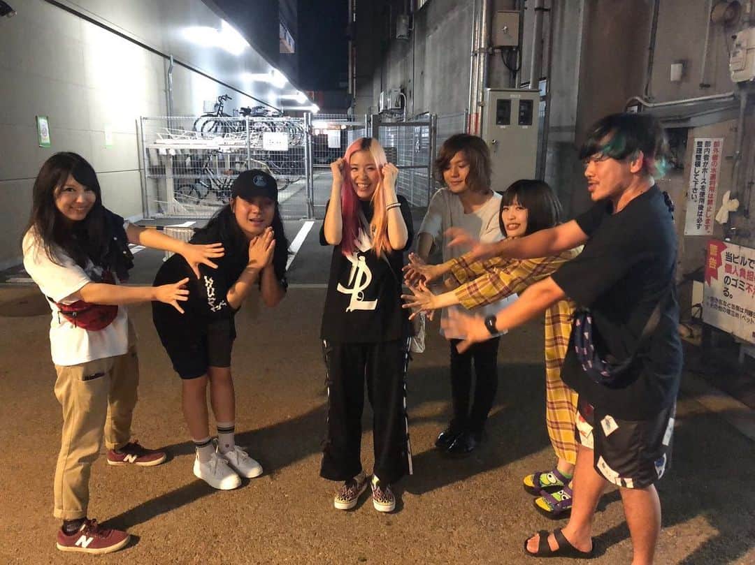 あやぺたのインスタグラム：「一昨日の金沢で、一旦ストロンガーツアーが最後でした。 #ヤバイTシャツ屋さん がパワーをくれたよ。ありがとう。 山口、熊本、鹿児島と#HOTSQUALL 京都では#Northern19 浜松では#HAWAIIAN6 柏では#SHANK が出てくれました。 ほんまに心から大好きなバンドにツアー出てもらえて、幸せだーーーー！！！！！ そして、春からストロンガーツアーの振替公演を行います。チケットを払い戻さず持ってくれてる君もまだチケットない君も必ず色んな面でパワーアップして帰ってくるから、楽しみに待っててほしい！！！ あとライブは、6本。 サマソニ、モンバス、渋谷o-east、名古屋RAD、ラブシャ、トライアングル。 来れるとこあったら、絶対見に来てほしい！よろしくおねがいします！！！」