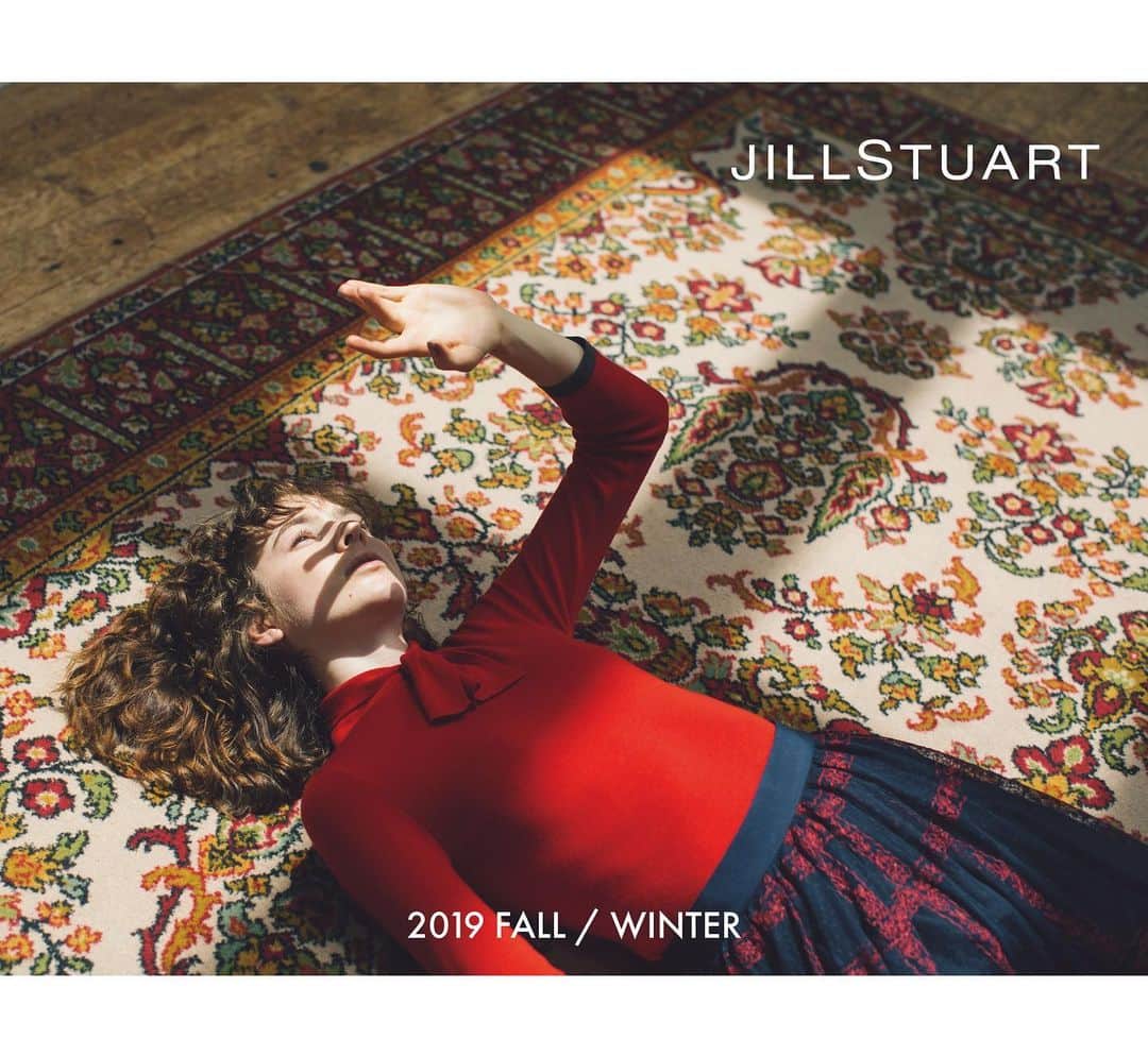 JILLSTUARTさんのインスタグラム写真 - (JILLSTUARTInstagram)「【JILLSTUART 2019 Fall/Winter】  9月のテーマは“NEW BRITISH MIX” 上品さが魅力・秋の定番ブリティッシュスタイルは異なるマテリアルを合わせ、甘く着崩す。 印象的な赤のボウタイニット× ドットチュールにチェック刺繍を施した主役級スカート。 着こなしをより自由に、よりフェミニンに。  ファッションストーリー本日正午より公開です！ オフィシャルサイトより、 是非チェックしてみてください。 www.jillstuart.jp  #JILLSTUART #JILLSTUART_jp #2019FW #september #fallwinter #new #british #mix @lula_japan」8月16日 10時56分 - jillstuart.jp
