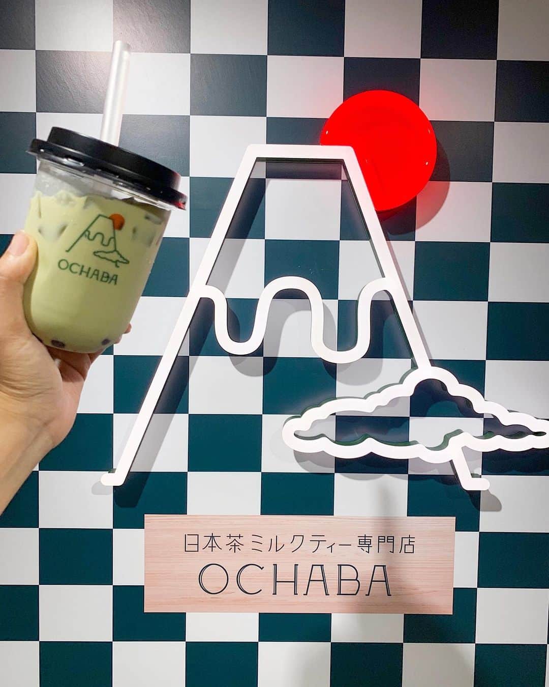 のインスタグラム：「おはよう朝日です。出演日でした！. . 今日は、 先月なんばcityに新しく出来たスイーツやパンなどなど！計7店舗が関西初！初登場のお店！で全部巡ってきました🤤💕. . 撮れた写真は少ないんですが 1枚目は新宿で人気の日本茶ミルクティー専門店 #OCHABA 🥤. . タピオカじゃなくてわらび餅が入ってて、モチモチ🤤💕. 日本茶のスッキリ感とめちゃ合うからグビグビ飲んじゃった😂. 甘ったるすぎなくて全種類制覇したくなりました😭. . ２枚目以降はプリン専門店 #プリーーン 🍮. . 本物のマヨネーズの容器に入ってるの！ 皆チューチュー吸ってる姿が可愛くて映えでした📸. . なめらかで美味しいカスタードプリン！ バターの代わりにパンにも...って描きやすくて上手に出来ました🐰笑. . あと写真がないんですが、 もう美味しすぎる柔らかすぎる絶対勝ってほしい高級食パン店 #明日が楽しみすぎて 🍞！. 一斤で売ってますが、 絶対ペロリと食べます。 レーズンパンはレーズンがフレッシュすぎて驚きます。笑 . いちごスイーツ専門店 #crazystrawberry のかき氷も美味しくてほっぺが幸せやった🤤💕. . いちごと生クリームと氷のふあふあ具合がたまらなく癖になります！. いちご好きは見逃さないでほしい😭. . 生チョコソフトクリーム専門店 #チョコラ も最高 ofthe 最高🙋‍♀️. . ソフトクリームの上にカカオチョコレートをかけてくださるんですが、濃厚！ そこだけ食べてもよし！混ぜて食べると尚良し！. . あとチョコレート焼き菓子専門店 #オブザオーブン のブラウニーも塩ミルク味のアーモンドチョコも激ウマでした🤤💕. . どの店舗もこだわりが凄く、 とにかくとにかく美味しかったです！. . 7店舗はぎゅっと凝縮されてるので迷うことないですよ🙋‍♀️✨. みなさんも是非にー！🏃‍♂️💨. . #おはよう朝日です #おは朝  #大阪 #なんば #難波 #なんばcity #スイーツ #sweets #関西初 #初出店 #美味しかったです #🐰 #💕」