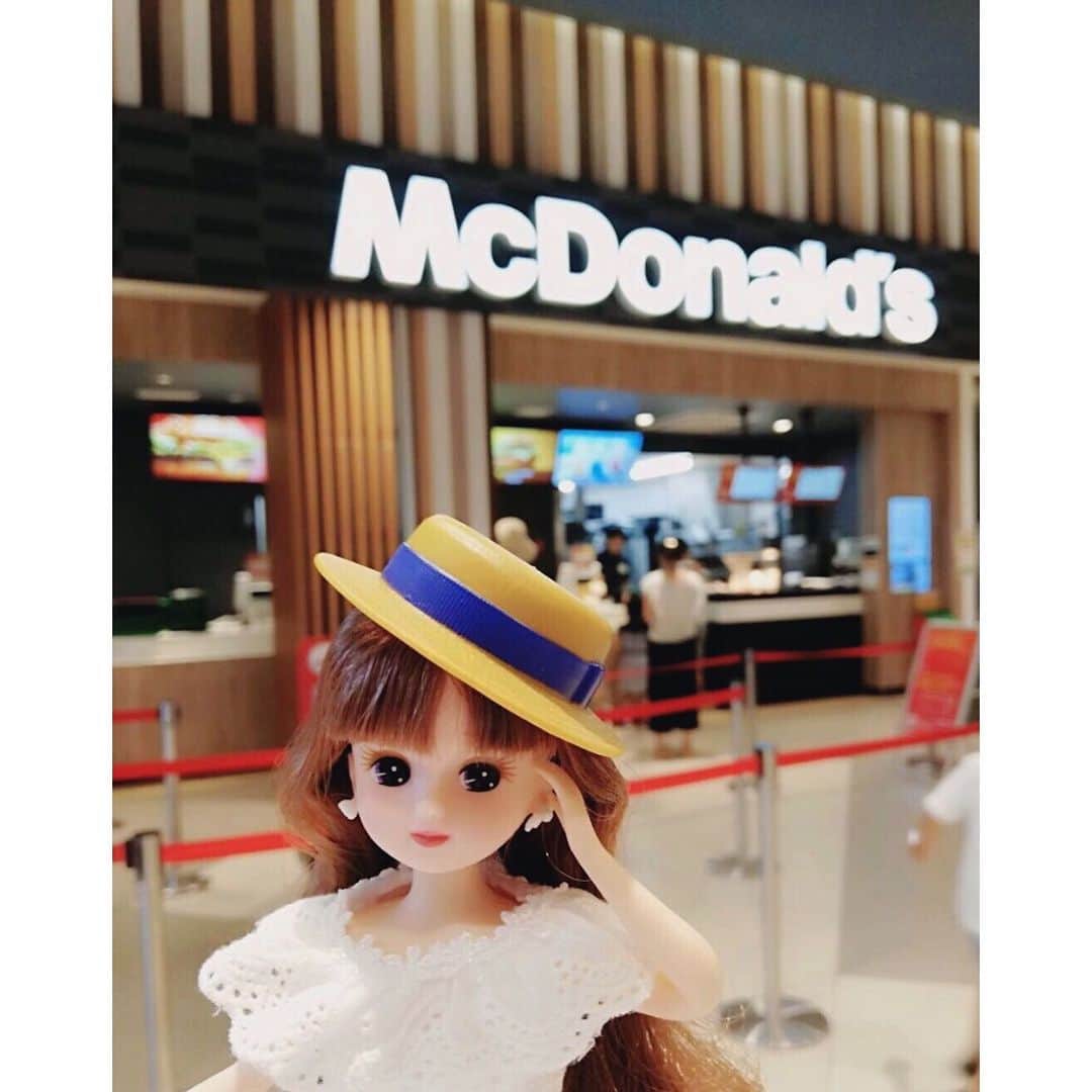 リカちゃんさんのインスタグラム写真 - (リカちゃんInstagram)「Today I came to McDonald's for shopping♡ 今日は、妹のミキちゃんマキちゃんにおねだりされて、マクドナルドのハッピーセットを買いに来たの♡ DVDが貰える日もあるみたいよ！また来なくっちゃ。うふふ♡ #リカちゃん #fashion #ootd #hairstyle #licca #liccadoll #japanesedoll #japan #girl #instadaily #instagood #instagramjapan #instagram」8月16日 11時09分 - bonjour_licca