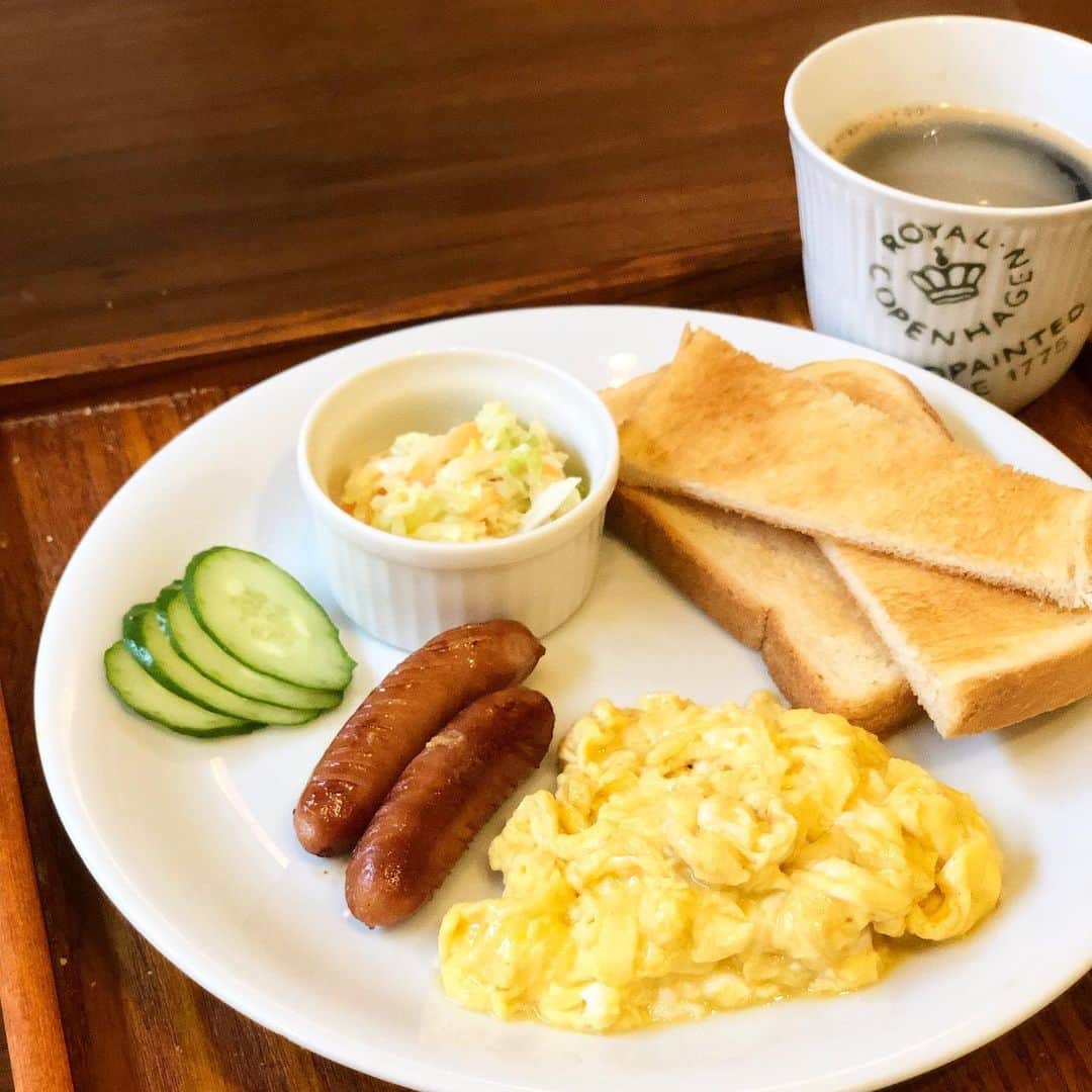 川島カヨのインスタグラム：「なんちゃってモーニング。﻿ ﻿ パン8枚切りで薄いけど😅﻿ スクランブルエッグとウインナーとコールスロー。﻿ ﻿ サクッと作れて食べられる。近くに純喫茶ないから、たまにこーゆー朝ごはん作ります。﻿ ﻿ #きょうのごはん﻿ #適当ごはん﻿ #おうちごはん﻿ #おうちごはんlover﻿ #ゆるめし﻿ #japaneasefood﻿ #クッキングラム﻿ #ひとりごはん﻿ #朝ごはん #breakfast ＃モーニング #せめてこれくらい」