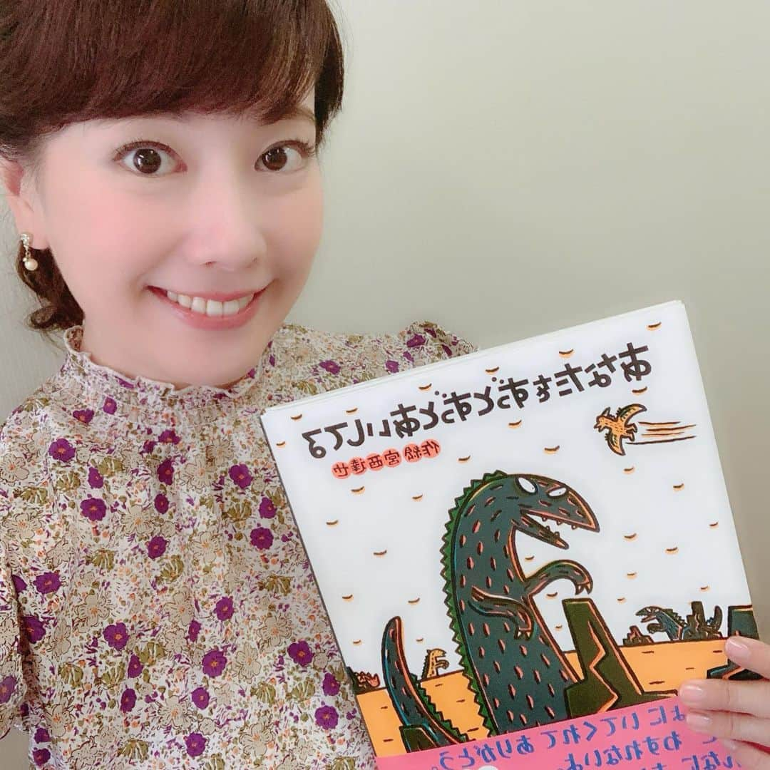 新垣泉子さんのインスタグラム写真 - (新垣泉子Instagram)「今日は絵本の読み聞かせ☆  楽しみ〜(o^^o)  #おいでよ絵本ミュージアム #絵本読み聞かせ #えほん #絵本 #大好きなこの絵本を読みます #あなたをずっとずっとあいしてる #泣ける絵本 #宮西達也 #大ファンです #皆さんお待ちしています」8月16日 11時23分 - motoko.arakaki