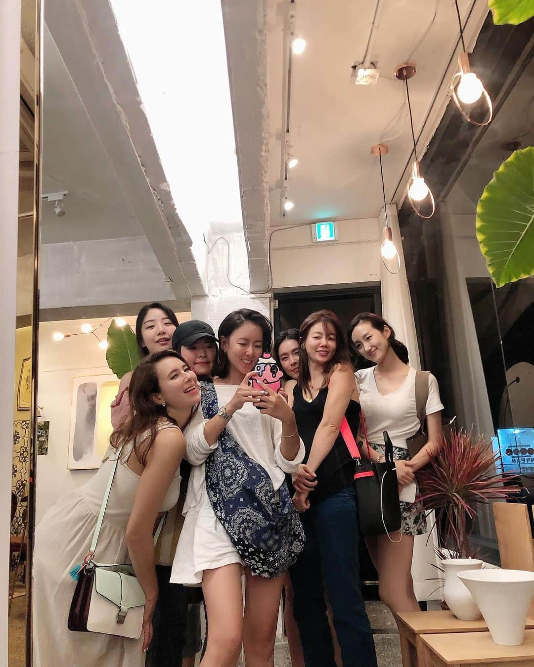 アン・ソニョンさんのインスタグラム写真 - (アン・ソニョンInstagram)「Having fun with my girls💕 . . . . 해방촌에서 해방된날.  이제 비온후 서늘하고 더 운치있어진 #드도트 테라스에서 나눈 수많은 얘기들 #비밀🤫 @dedot_cafe」8月16日 11時23分 - anney_an_love