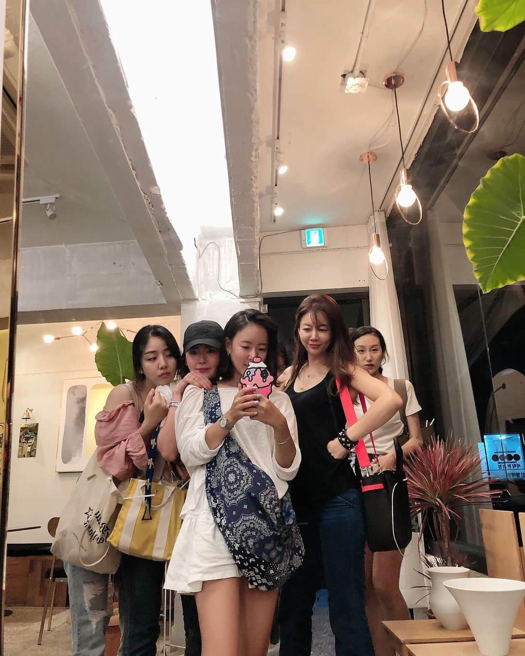 アン・ソニョンさんのインスタグラム写真 - (アン・ソニョンInstagram)「Having fun with my girls💕 . . . . 해방촌에서 해방된날.  이제 비온후 서늘하고 더 운치있어진 #드도트 테라스에서 나눈 수많은 얘기들 #비밀🤫 @dedot_cafe」8月16日 11時23分 - anney_an_love