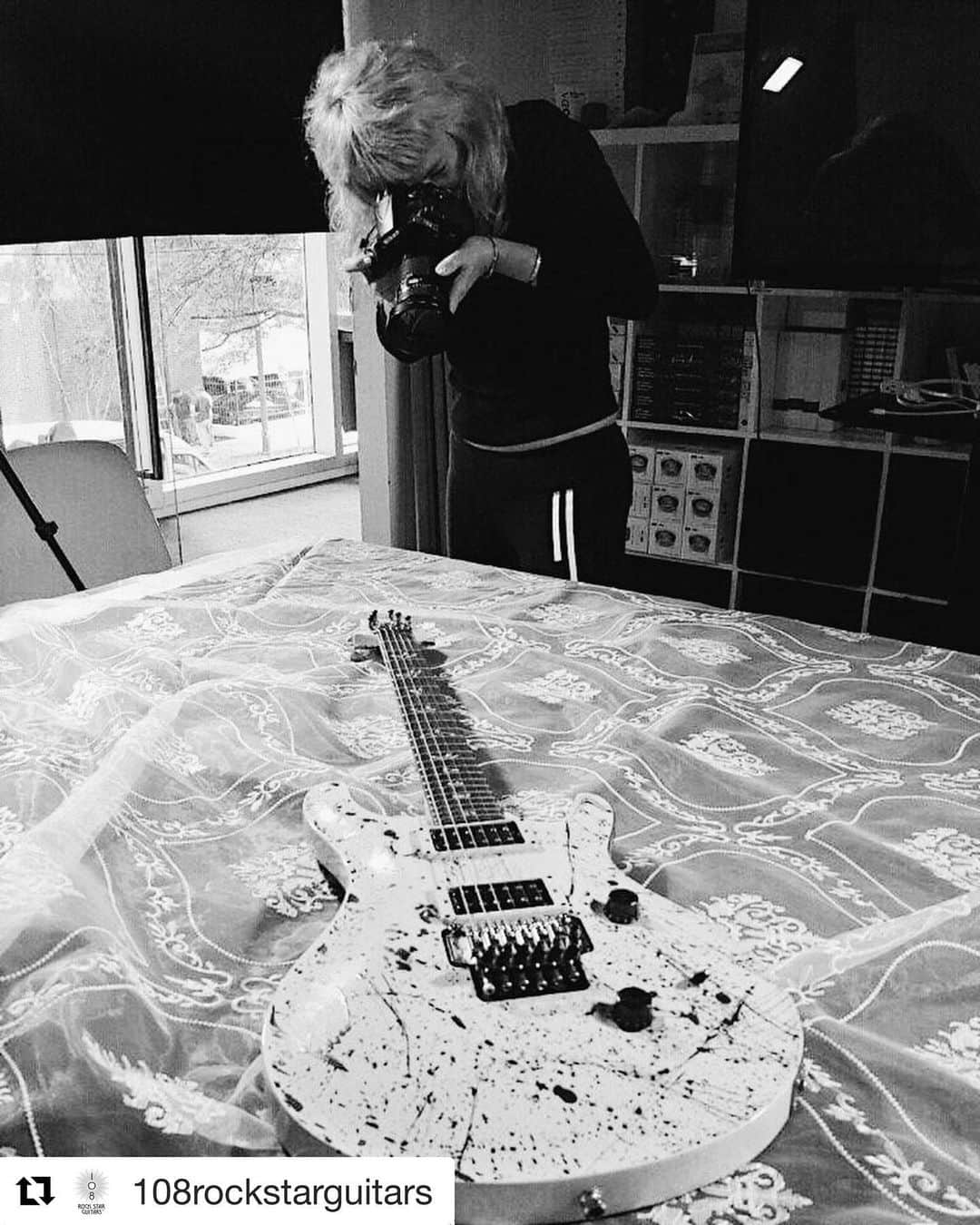 オリアンティさんのインスタグラム写真 - (オリアンティInstagram)「#Repost @108rockstarguitars with @get_repost ・・・ So Awesome I finally got to capture @iamorianthi’s @prsguitars guitar, who tricked it out for her with faux blood splatter to rock the stage with Alice Cooper... 🎸 . . . . . #guitars #guitarist #guitar #guitardaily #guitarlovers #guitarlover #guitarporn #guitarphotography #musicphotography #guitarsofinstagram #guitarlove #guitarsdaily #guitarcollection #108rockstarguitars #alicecooper #orianthi #prs #prsguitars」8月16日 11時18分 - iamorianthi