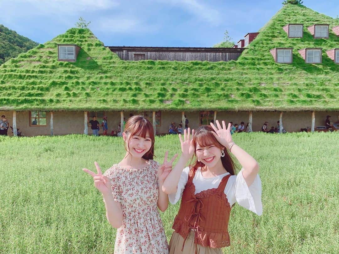 阪上晴香のインスタグラム：「緑の建物めっちゃ綺麗やった✨ ・ ・ #クラブハリエ #らこりーな近江八幡 #ラコリーナ近江八幡 #ラコリーナ #ラコリーナクラブハリエ #滋賀 #バウムクーヘン #ingni #イング #エヘカソポ #ehyphenworldgallery #イーハイフンワールドギャラリー #rasmile」