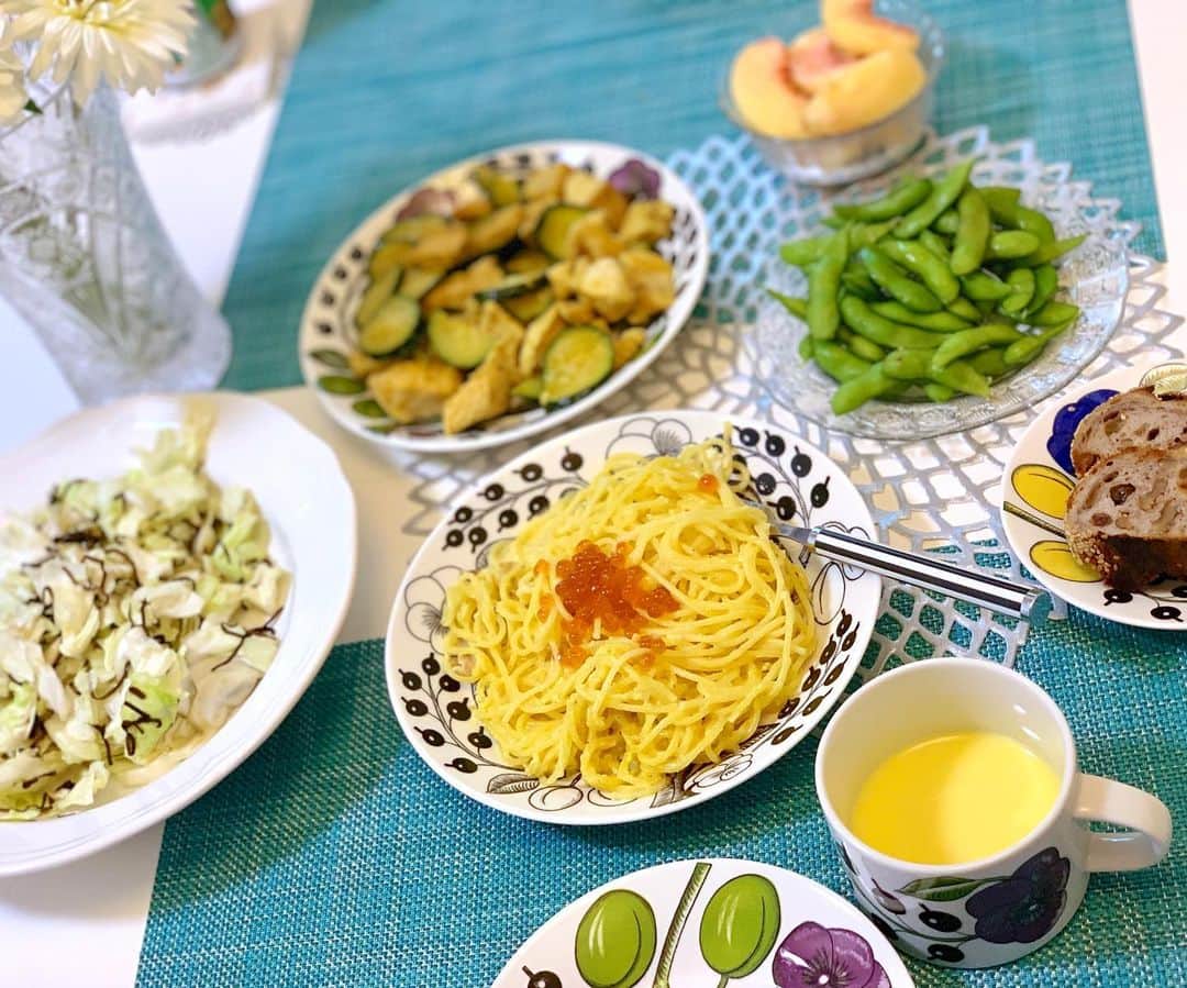 のインスタグラム：「我が家の#お盆休み は昨日で終わり🥺 連休中の#おうちごはん は超簡単なもので済まさせていただきました😊😂❤️ 写真の献立、2.3品はそれぞれ @sugarlady_official のものなので、それ以外しか私は作らずほんと楽ちん献立w . . メニューは1枚目🍽 ◼︎サラダ ◼︎鶏肉とズッキーニのカレー炒め ◼︎クリーミーカルボナーラ（クリーミーカルボナーラ使用） ◼︎冷製コーンスープ（冷製コーンスープ使用） ◼︎枝豆 ◼︎桃 . 2枚目🍽 ◼︎野菜のせいろ蒸し ◼︎鶏ハム（手作りチキンハム使用） ◼︎焼きなす南蛮（焼きなす使用） ◼︎ゴーヤチャンプルー ◼︎桃 . . カルボナーラとコーンスープは解凍するだけ、チンするだけ！ 私はいくらをトッピングしただけなのにほんと絶品だったので！いつでも常備しておきたいくらい❤️ . 処理が面倒な焼きなすも、 チンするだけでちょうどよく皮も綺麗に処理されているので割いて汁に漬けただけで完成です🙆‍♀️🍆 . 1歳10ヶ月の息子にも  @sugarlady_official  の肉まんと鶏ハムをおすそ分けしてあげたらばくばくお代わりまでして食べていました😊❤️（🔜スワイプ） . #シュガーレディ は安心・安全で美味しさにこだわっているのでおちびがいる家庭にはほんと助かります！ 我が家の冷凍庫の必需品です😊❤️ . . #シュガーレディ #sugarlady #冷凍食品 #PR #時短家事 #1歳10ヶ月 #赤ちゃんのいる生活 #ママライフ #男の子ママ #1歳児ご飯 #1歳10ヶ月ごはん #おうちご飯 #クッキング #料理 #cooking #l4l #happy #happydays」