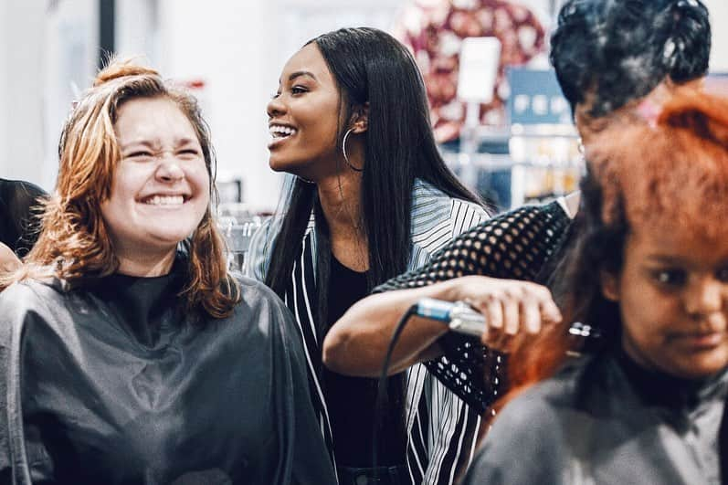 ガブリエル・ダグラスさんのインスタグラム写真 - (ガブリエル・ダグラスInstagram)「so excited to team up with @JCPenney to surprise deserving teens from @StepUpWomensNetwork with $500 shopping sprees so they can get everything they need to head back to school with confidence. #AllAtJCP 💕」8月16日 11時30分 - gabbycvdouglas