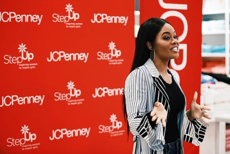 ガブリエル・ダグラスさんのインスタグラム写真 - (ガブリエル・ダグラスInstagram)「so excited to team up with @JCPenney to surprise deserving teens from @StepUpWomensNetwork with $500 shopping sprees so they can get everything they need to head back to school with confidence. #AllAtJCP 💕」8月16日 11時30分 - gabbycvdouglas