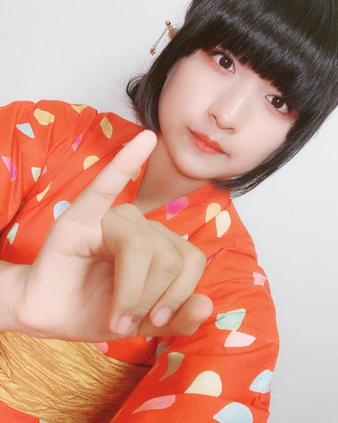 りりりのインスタグラム：「浴衣着せてもらった〜👘🥰👏 この👘去年買ってたけど着る機会なくて今年初めて着るやつ〜〜〜♡ 浴衣って着るだけで女の子っぽくなれる気がする。。よね。。( ⸝⸝⸝•_•⸝⸝⸝ ) 女子力高めたい年頃！！？ ・ 髪の毛はママがクルリンパ→三つ編み→もう一回クルリンパしてやってくれたよෆ╹ .̮ ╹ෆ ・ ・ #りりり #浴衣 #夏休み #思春期 #女子力アップ  #お祭り行きたい #お祭りのアイスが好き」