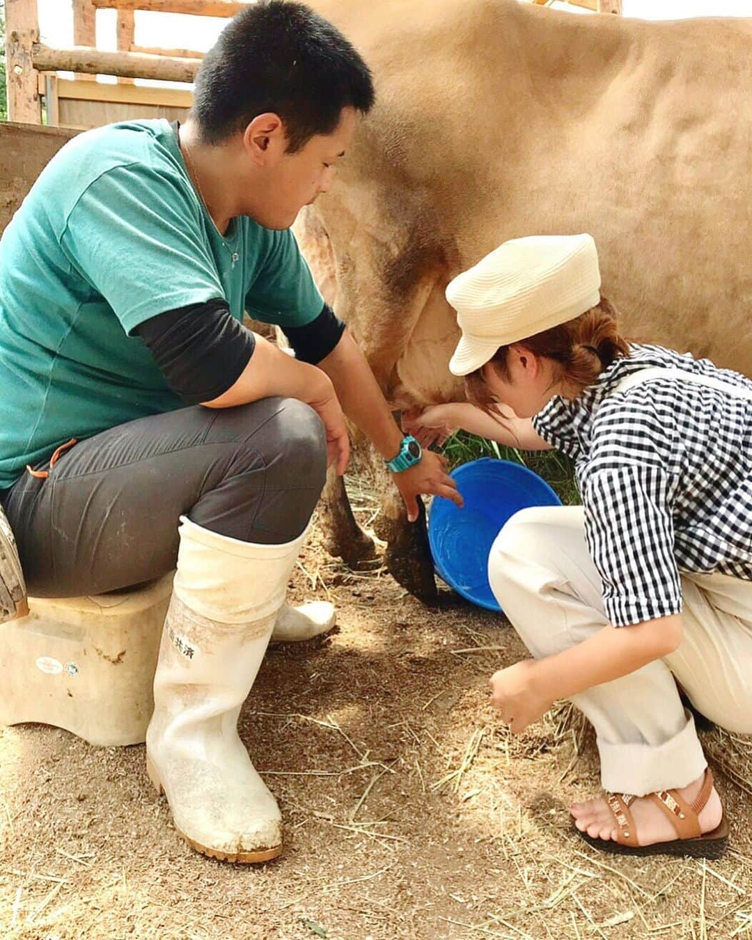 中道あすかさんのインスタグラム写真 - (中道あすかInstagram)「まるで#合成 みたいだけど、 合成じゃないよw🤣 . . たまにら#海外 にも 行きたくなるけど、 . 日本 の景色だって ものすごく綺麗だ...!!!! . . まだまだ行ってみたいとこが たくさんあるっ😊♥️ . . . ちなみに、ここは #山梨 行くと 絶対行く#ポッポ牛乳 が 有名なトコ☺️♥️ . . いつからか、 巨大なチェアが用意されてて #フォトジェニック な写真も撮れるし 何より#ソフトクリーム が 濃厚で激ウマです♥️ . . ラスクとサブレも 毎回お土産に絶対買っちゃう❤️ . . . スワイプはまた別場所で #乳搾り 体験と #バター作り 体験を したよ☺️❤️ . . バター作りは動画にまとめてあるから 見てみて〜😍❤️ 私たちは、 #滝沢牧場 でやったよー☺️❤️ . . . . . .  #旅行#山梨旅行#夏休み#夏休み旅行#お盆旅行#お盆休み#子連れ#子連れ旅行#青空#八ヶ岳#北杜市#帰省#田舎#高原#インスタ映え#日本#japan#絶景#日本の絶景#野辺山高原#ヤツレン」8月16日 11時37分 - asuroom