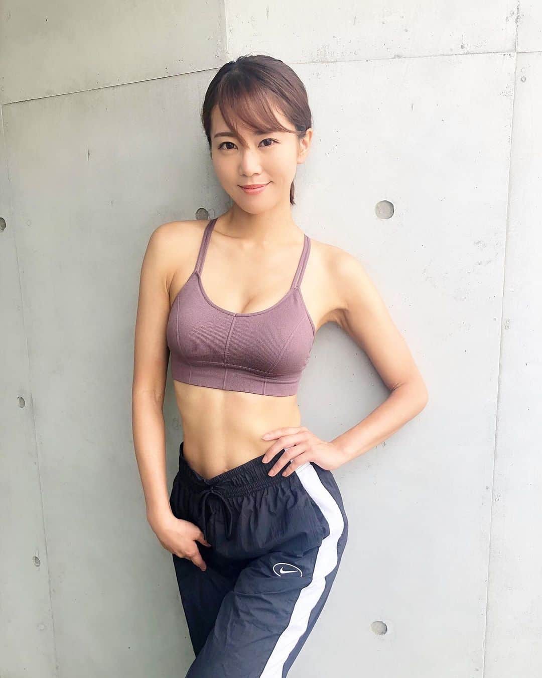 のインスタグラム：「【before→after】 @t.balance に通うようになって早4ヶ月 2枚目の画像を見ると、身体が変わってきてるのがよく分かる😲❗️ . ツイッターに載せたら凄い反響 . お菓子は我慢するの？ 凄く頑張ったんですね！ というコメントがありましたが、 . ストーリー見てくれてる人は知ってると思うけど、アイスもお酒も飲んでます🤤 . ただ、炭水化物を夜は控えたり、1日で重要視する食事を1回にしたり、腹8分を心がけたり！ . プラストレーニングで痩せてきました😇 . 健康的な身体作り、楽しい🥳 . . @t.balance . . #tbalance #パーソナルトレーニング #ダイエット #トレーニングウェア #腹筋女子 #fitnessgirl #麻布十番 #ビフォアアフター #佐野真彩」