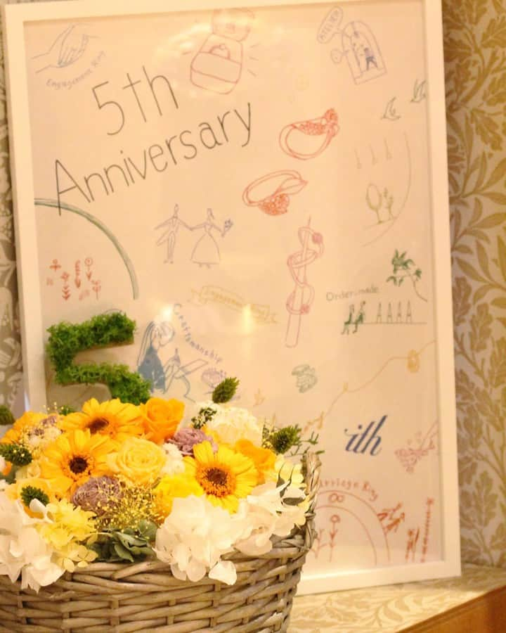 ith / イズ オーダメイド結婚指輪さんのインスタグラム写真 - (ith / イズ オーダメイド結婚指輪Instagram)「8月も後半を迎え、 照りつける陽射しにも 初夏とは違う深みが増しています。 . 太陽から逃れて、ほっとひと心地。 アトリエの中は、真夏のオアシスです。 . . 公式ハッシュタグ🤳✨ #イズマリッジ . . #結婚指輪 #婚約指輪 #プロポーズ  #マリッジリング #エンゲージリング  #指輪 #ダイヤモンド #ブライダルジュエリー  #婚約 #プレ花嫁 #ペアリング #指輪選び  #ウェディングドレス #ナチュラルウェディング  #指輪探し #結婚指輪探し #ゴールドリング  #オーダーメイドリング #結婚式準備  #ウェディング小物 #花嫁 #2019秋婚 #2019冬婚 #2020春婚 #一生もの #大宮 #アトリエ #リラックス」8月16日 11時50分 - ith_marriage