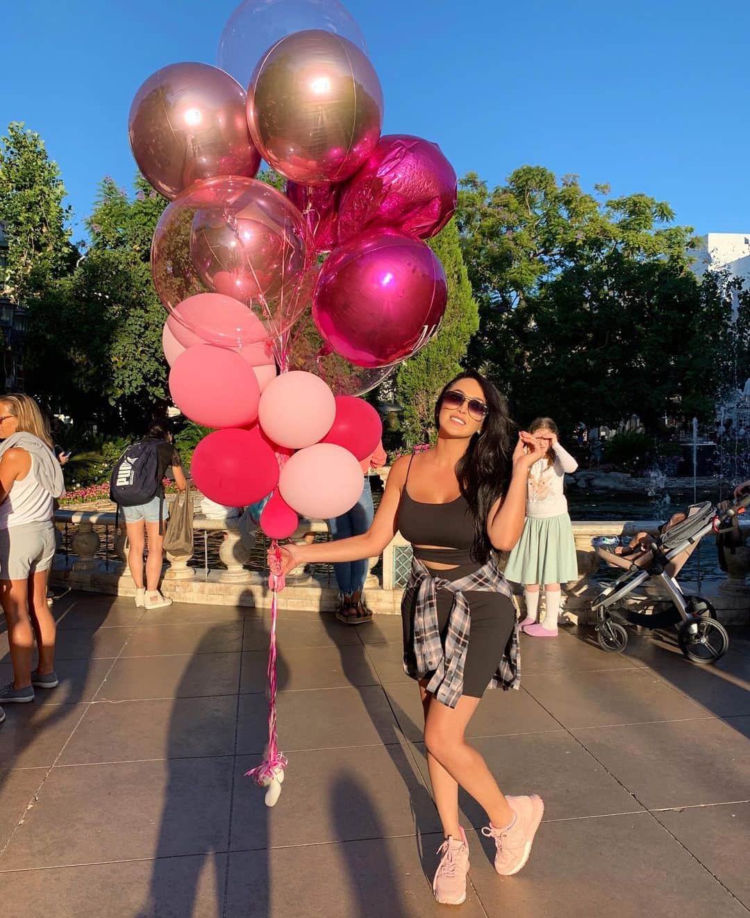 laurag_143のインスタグラム：「The little girl photobombing me is me spying on @dhar.mann 🤣🔎🔍」