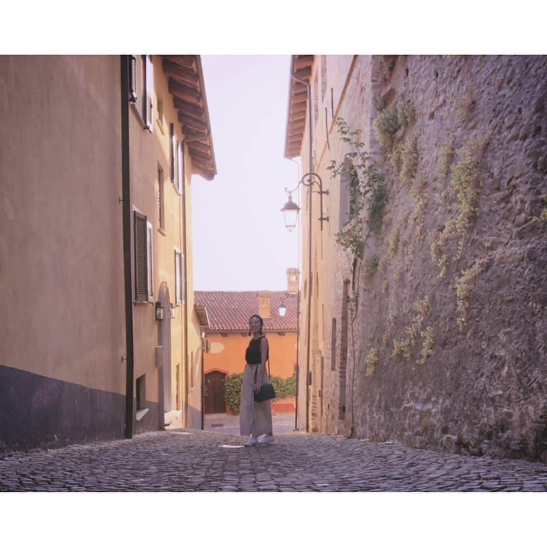 太田彩乃さんのインスタグラム写真 - (太田彩乃Instagram)「傾斜のキツイ道を歩くのも楽しいくらい、どこを撮っても素敵な写真が撮れちゃう。 . . #monfortedalba #italy #piemonte #trip #summer」8月16日 11時42分 - ayano.ohta