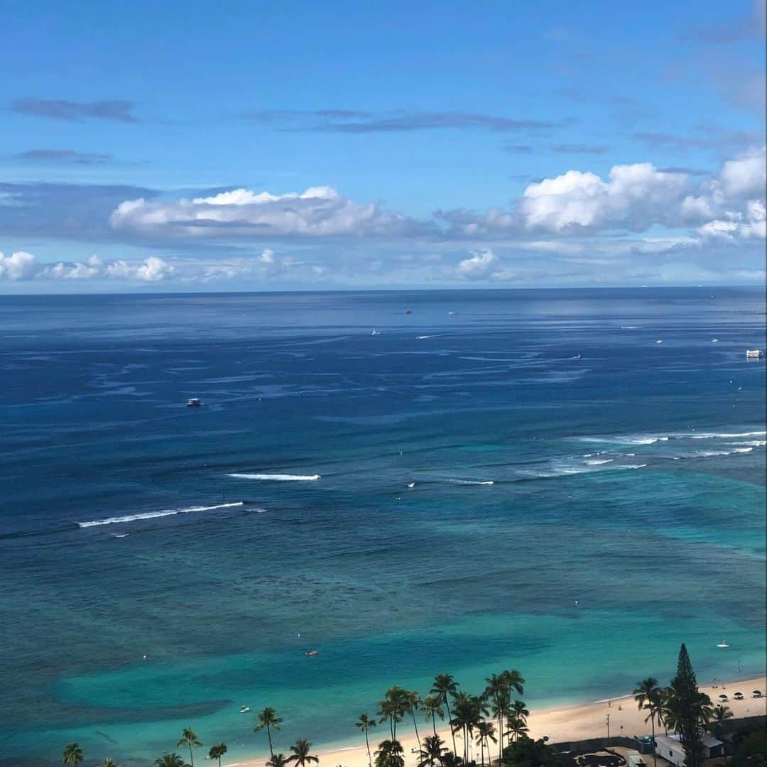 Trump Waikikiさんのインスタグラム写真 - (Trump WaikikiInstagram)「A shore way to relax and enjoy the view. #trumpwaikiki #NeverSettle #fivestarhotelhonolulu #roomwithaview #suites #romancetravel #familytravel #multigenerationaltravel #WaikikiBeach #lethawaiihappen #visitoahu ペントハウスの窓の外には息をのむような眺望が広がっています。 #トランプワイキキ #5つ星ホテル #窓からの眺め #ペントハウス #家族旅行 #ハネムーン #ワイキキビーチ #ワイキキ #オアフ」8月16日 11時42分 - trumpwaikiki