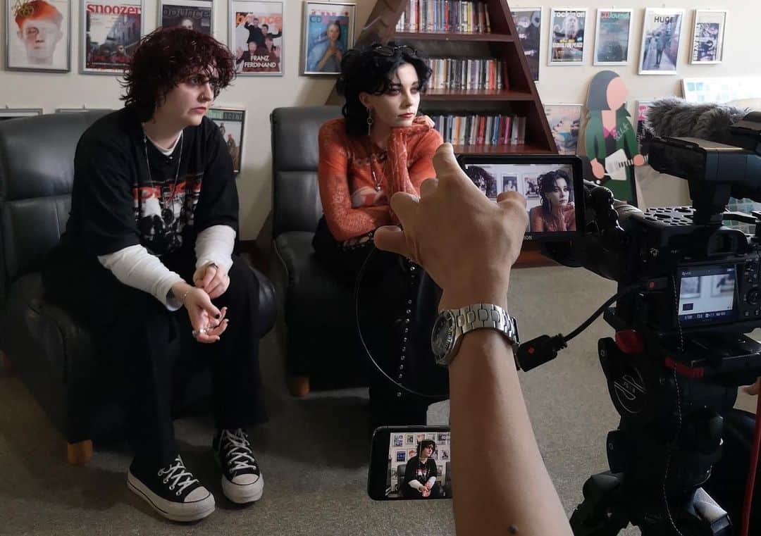 ホステス・エンタテインメントのインスタグラム：「【本日14:50から #サマソニ 出演🎉】 ペール・ウェーヴス @palewaves はソニック・ステージに出演します💥本番前の取材の様子をパシャリ📸本番まであと少し😆 #palewaves #summersonic」