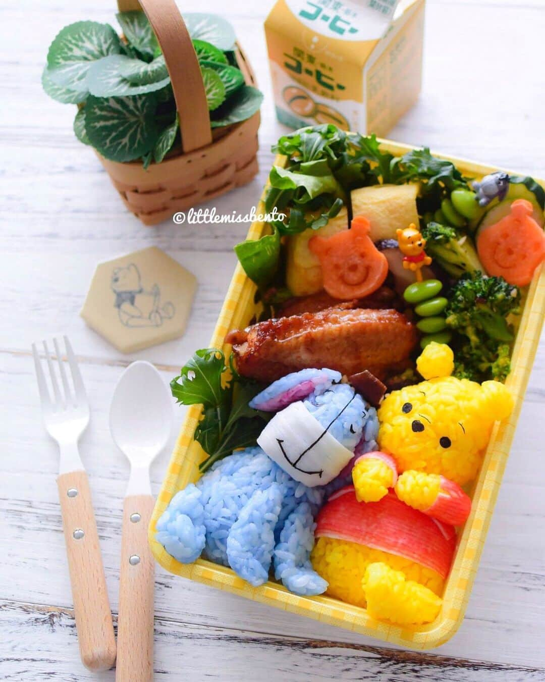 Little Miss Bento・Shirley シャリーさんのインスタグラム写真 - (Little Miss Bento・Shirley シャリーInstagram)「Sending you lots of love from Eeyore and Pooh! I realized I made so many Pooh theme bentos but this is the first one I paired Pooh with Eeyore !  Colored naturally using vegetable powder and butterfly blue pea flowers.  Made this bento for a private bento workshop yesterday with 2 lovely ladies.  #littlemissbento」8月16日 11時43分 - littlemissbento