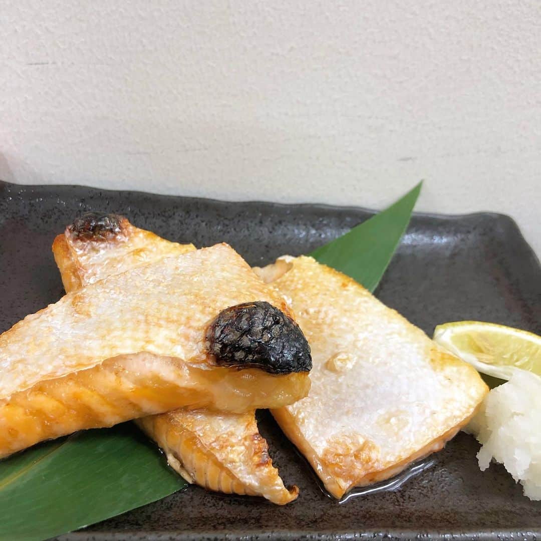 知床漁場 リノアス八尾店さんのインスタグラム写真 - (知床漁場 リノアス八尾店Instagram)「・ 鮭ハラス🐟🧡 ・ 塩味が効いてきて横に添えられてる大根おろしと召し上がっていただくとさらに美味しくなります！👌🏻 ・ ・ #知床漁場八尾店#鮭ハラス」8月16日 11時44分 - shiretoko_yao
