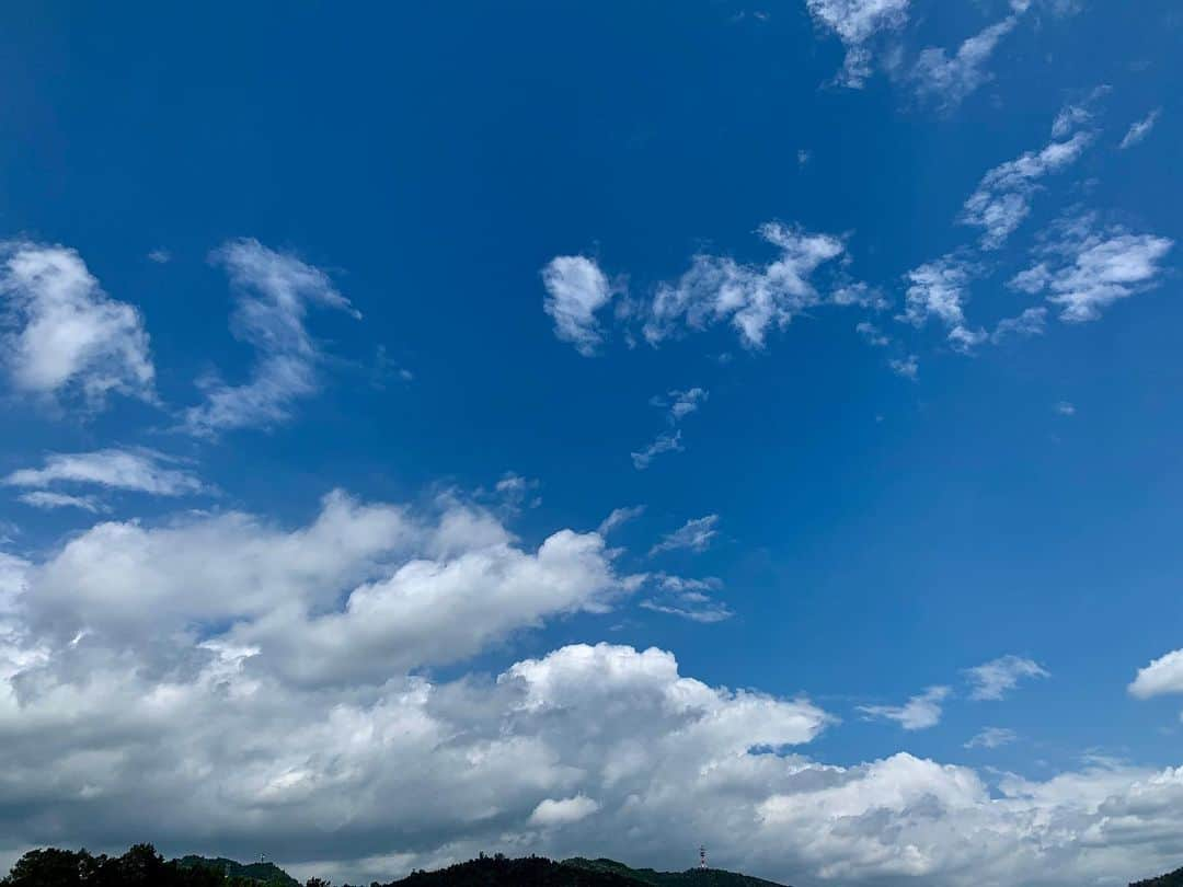 中川可菜さんのインスタグラム写真 - (中川可菜Instagram)「今日、8月16日は京都の夏の風物詩「五山送り火」が行われます⛰ 20時から、「大文字」「妙法」「船形」「左大文字」「鳥居形」の順に点火されます。 https://www.okeihan.net/recommend/gozan/ 今日の空🌞台風一過。(と言いつつ、私が今いるところは風が強いです…) #五山送り火 #京都 #出町柳 #神宮丸太町 #出町柳駅 #神宮丸太町駅 #京阪電車 #京阪」8月16日 11時46分 - nakagawa_kana