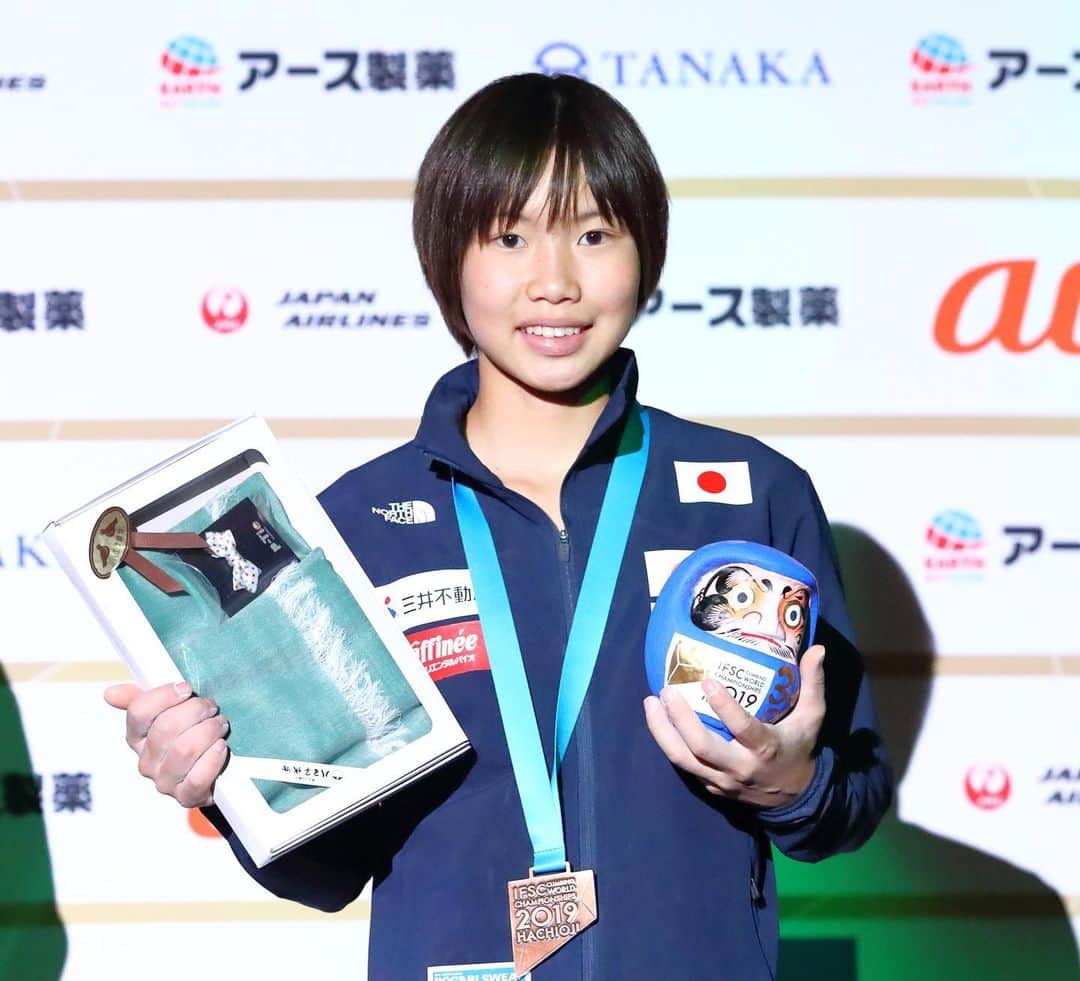 のインスタグラム：「スポーツクライミングの世界選手権第5日、リードで15歳の森秋彩選手が日本選手史上最年少の表彰台となる銅メダルを獲得しました🎊 . IFSC CLIMBING WORLD CHAMPIONSHIPS HACHIOJI TOKYO 2019 . [Women Lead] 🥉森秋彩/Ai Mori . #スポーツクライミング #リード #世界選手権 #IFSCwch #SportClimbing #Lead #森秋彩 #AiMori #がんばれニッポン #TEAMNIPPON #japaneseolympiccommittee . 📷 AFLOSPORT」