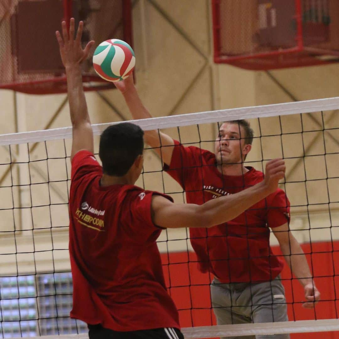 USA Volleyballさんのインスタグラム写真 - (USA VolleyballInstagram)「@usavmnt training in Colorado Springs in prep for the #NORCECA Champions Cup being held at the U.S. Olympic & Paralympic Training Center Aug. 22-24. Come watch both the @usavwnt and U.S. Men play at 5 & 7 pm MT each night for free. Schedule and info at https://go.usav.org/norceca. @olympiccityusa @teamusa」8月16日 12時08分 - usavolleyball