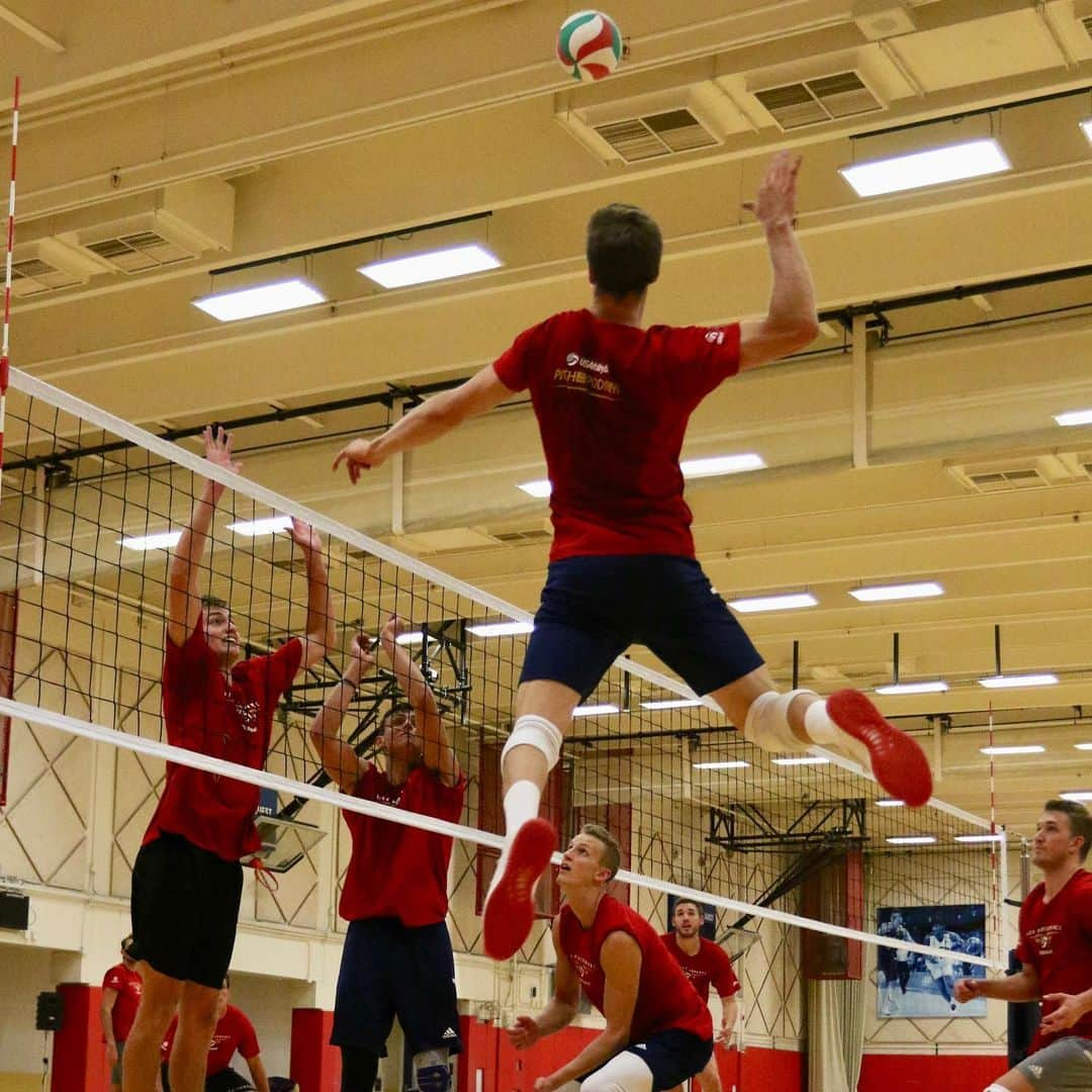 USA Volleyballさんのインスタグラム写真 - (USA VolleyballInstagram)「@usavmnt training in Colorado Springs in prep for the #NORCECA Champions Cup being held at the U.S. Olympic & Paralympic Training Center Aug. 22-24. Come watch both the @usavwnt and U.S. Men play at 5 & 7 pm MT each night for free. Schedule and info at https://go.usav.org/norceca. @olympiccityusa @teamusa」8月16日 12時08分 - usavolleyball