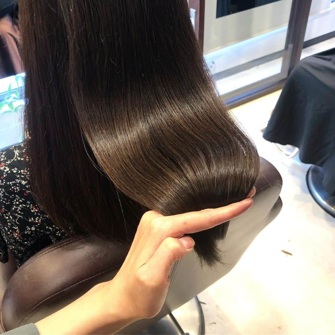 西本香澄さんのインスタグラム写真 - (西本香澄Instagram)「#泥のヘアエステ 髪質が変わる😊 ツヤがでる😊 まとまる😊 私の髪質って悪くない！ そう思って欲しい！ 必要なものを入れると髪は変わります✨ 今日もCherでお待ちしてます❤️ ＊＊ ＊＊ 明日は当日予約のみ 朝8時からの受付開始で 10〜18時ご予約 受けさせていただいております！ 日曜はほぼ埋まっております。 ＊＊ ＊＊ 来週はCher夏休み いただいて 19〜22がお休みです！ よろしくお願いします❤️ ＊＊ ＊＊ 大阪福島の  ヘアーサロンシェールは  大人のためのヘアケアサロン🌿  髪質改善トリートメント、 『泥のヘアエステ』  が人気です。 ＊＊ ＊＊ #かすみんヘア #西本香澄  #大阪福島 #大阪 #梅田 #福島 #福島区 #福島駅 #大人の髪型 #髪型 #大人髪 #ツヤ #ツヤ髪 #ツヤ髪 #髪質改善 #髪質改善トリートメント #髪質改善メニュー #トリートメント #トリートメント大阪 #大阪ヘアサロン #ショート #ショートボブ #ヘアカタログ #大人の髪 #美容院 #美容室 #ヘアサロン #ヘアエステ #エステ #キレイ」8月16日 12時00分 - kasumin_hair