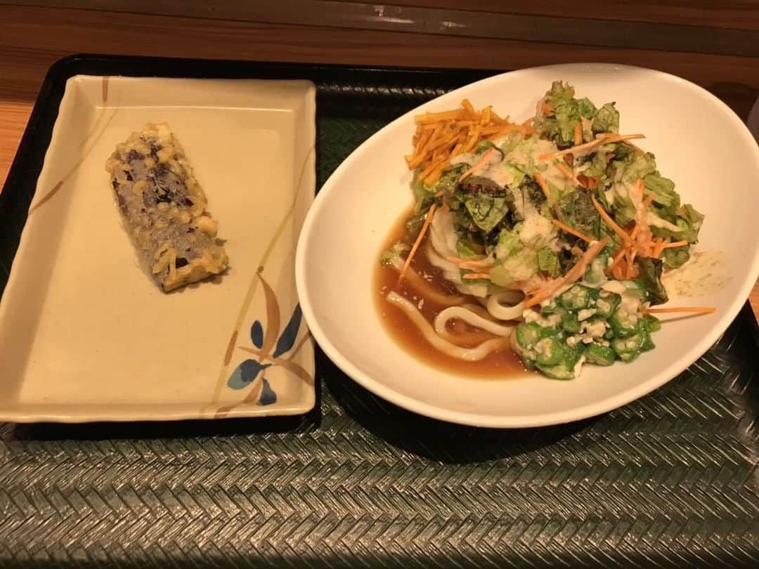 はなまるうどんのインスタグラム：「こんにちは😍✨今日は、#コクうまサラダうどん に #なす天 を食べてきました！！なす天は、季節限定商品なので、ぜひ召し上がってみてくださいね🤗⭐」