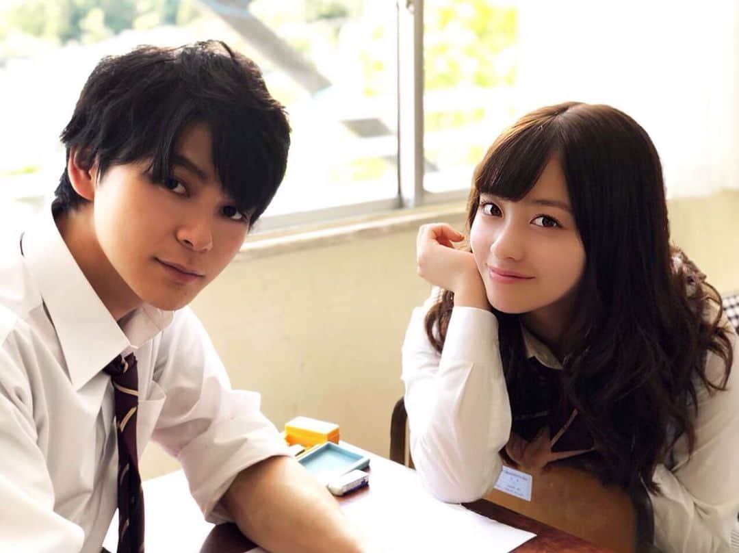 映画『午前0時、キスしに来てよ』のインスタグラム：「☀️夏休みも後半ですね🎐﻿ ﻿ 宿題は終わりそうですか？📚﻿ ﻿ あーちゃんも日奈々と一緒にこれから宿題をするみたい✨﻿ ﻿ あーちゃん頑張れ😂﻿ ﻿ #午前0時キスしに来てよ #12月6日公開 #映画0キス #0キス #0kiss﻿ #橋本環奈 #日奈々 #jk #かわいい﻿ #眞栄田郷敦 #あーちゃん #かっこいい﻿ #夏 #夏休み #夏休みの宿題 #頑張ろう」