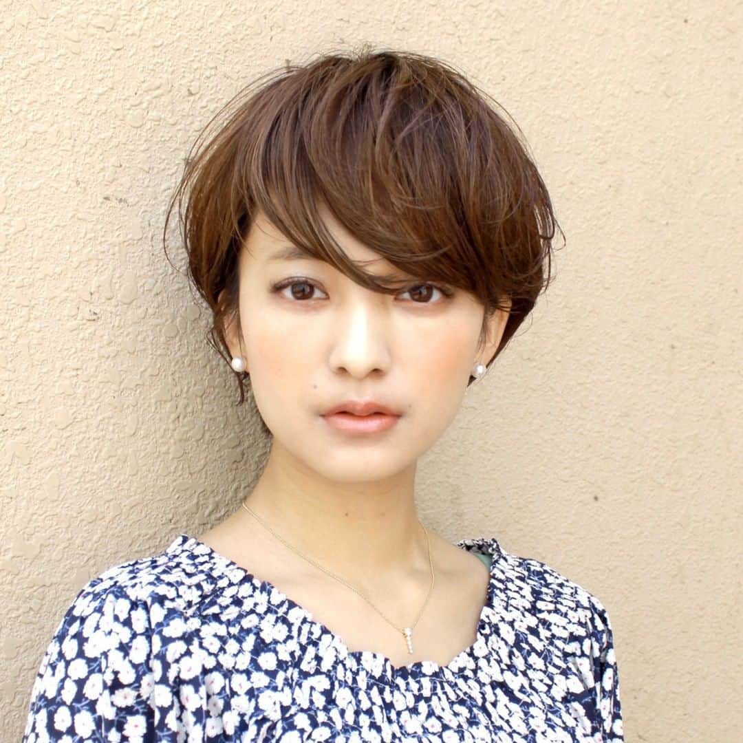 HAIRさんのインスタグラム写真 - (HAIRInstagram)「"小顔ヘアにするなら？" 毎週金曜日は、HAIR編集部が厳選したお悩み解決スタイルをお届けします💛 小顔効果満点♪おすすめスタイルをご紹介！ 「なりたいワタシ」を叶えてくれるスタイリストは必ずいるっ✨ . ------------------------------------------------ Styling by「堀越真」 @makoto_horikoshi_circus_omote . 🌼CIRCUSbyBEAUTRIUM表参道🌼. 渋谷区神宮前5-1-17-2F ☎03-6434-1190 定休日：火曜日・第3水曜日 営業時間： 平日11:00〜21:00/土10:30〜20:00/日10:30〜19:00 ✂メニュー✂. カット7,500円～ ✂ひとこと✂. 『今までにない位お手入れの簡単なヘアスタイル』『乾かしてWAXをつけるだけで美シルエット』を心がけてカットしてます。 ------------------------------------------------ ☑もっと!このスタイリストの他の写真を見たい人は、 ストーリーをチェック✨ ------------------------------------------------ #表参道ヘアサロン #表参道美容室 #小顔カット #ショートヘア #ショート #ショートカット #ショートボブ #ショートヘアー #ヘアスタイル #ヘアカタログ #ヘアカラー #ヘアスタイリング #髪型 #美容室 #髮型屋 #髮型設計 #发型 #短髮 #日系髮型 #女生髮型 #女生短髮 #shorthair #염색 #헤어 #숏컷 #ทรงผม #haircolor #hairstyle #hair #instagood」8月16日 12時01分 - hair.cm