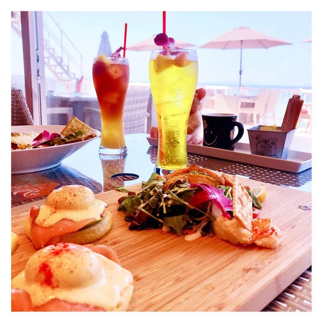 のインスタグラム：「海が見えるテラスで夏を満喫〜😊 [Hawaiian Cafe MAHALO] 📍住所:福岡県福津市西福間4-11-12 🌟オススメ:エッグベネディクト  #ハッピー #デート #デートなう #2人の世界 #カップル #恋したい  #福岡 #東京  #福岡カフェ #cafe #海 #hawaiiancafemahalo #インスタ映え #オシャレさんと繋がりたい #sweet #food #love #drink #カフェ好き #カフェすきな人と繋がりたい #インスタ映え#いいね#グルメ女子  #フォトジェニックフード #グルメ部 #デートで行きたい🎀#gofun🍽」