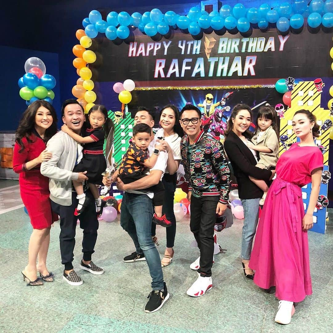 Raffi Ahmadさんのインスタグラム写真 - (Raffi AhmadInstagram)「Trimakasih @pesbukers_antv dan @ekomando_official sudah kasih suprise buat Rafathar dan Ruben Onsu di Ulang Tahun 🙏❤️🤗」8月16日 12時02分 - raffinagita1717