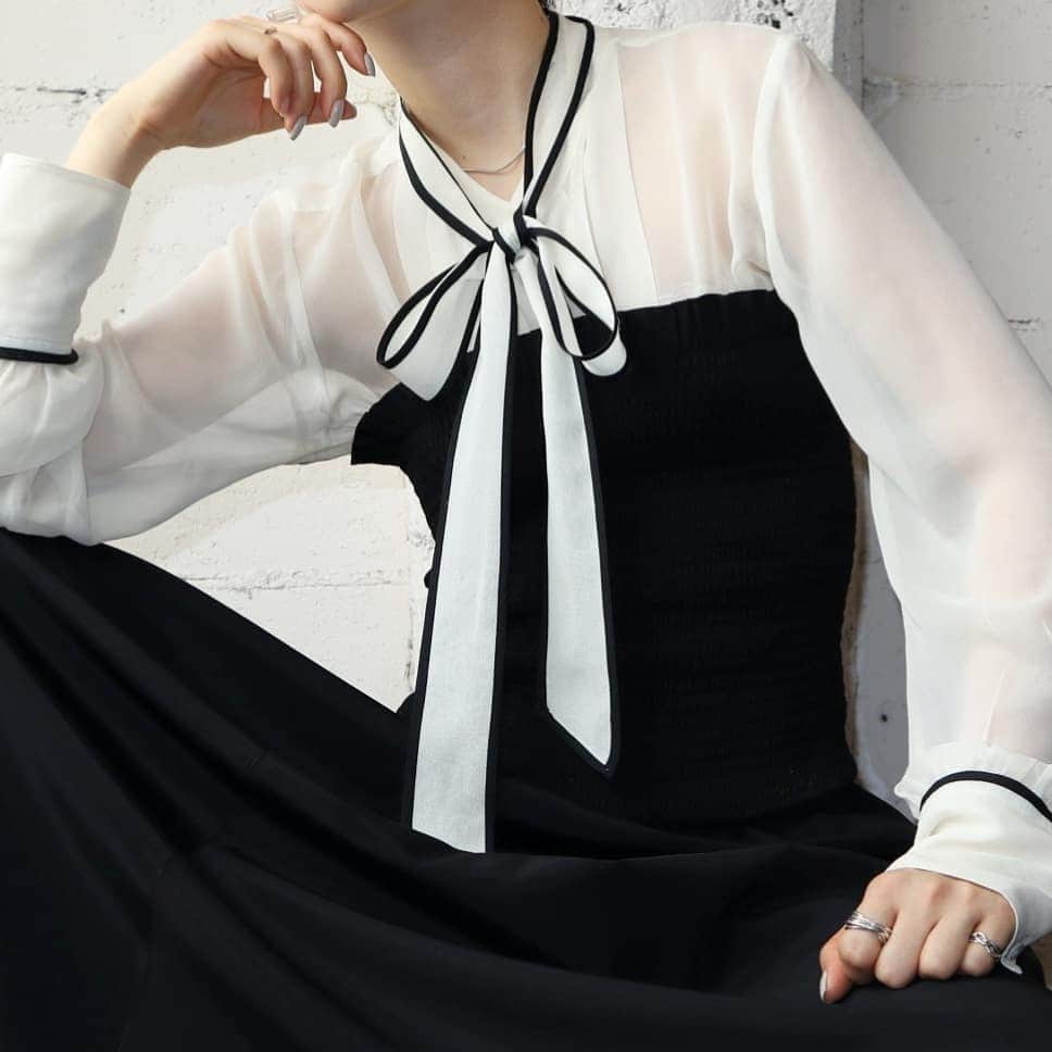 吉祥寺 古着屋 Orfeoのインスタグラム：「Sheer Boe Tie Blouse  #orfeo #kichijoji #tokyo #vintage #used #fashion #coordinate #outfit #オルフェオ #吉祥寺 #東京 #古着 #古着屋 #ヴィンテージ #ユーズド #ファッション #コーディネート  掲載商品のお問い合わせはメールにて承っております。コメント、Dでのお問い合わせは受け付けておりませんのでご了承ください。」