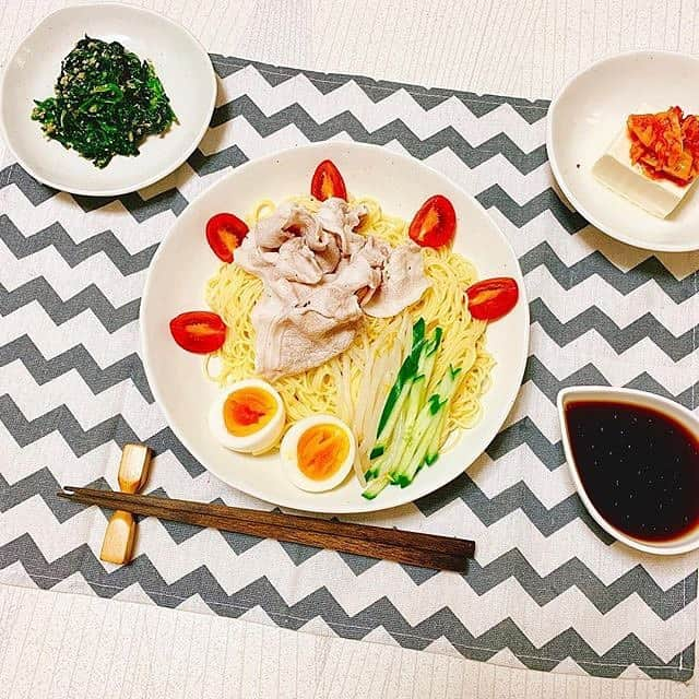 味ひとすじ　永谷園さんのインスタグラム写真 - (味ひとすじ　永谷園Instagram)「. #regram 【そうらーめんをトッピングして楽しむのも美味しそうですね！】 @pikorya さんの投稿をリグラムさせていただきました！  #永谷園  #ゆるめしのみかた  #ゆるめしの味方  #主婦の味方  今日の夜ご飯🍚 ☆ 冷しゃぶそうらーめん ほうれん草の胡麻和え キムチ乗せ冷奴 ☆ そうらーめん… 福岡のラーソーメンと同じ？？ ☆ #夜ご飯#夜ごはん#夜御飯 #夜ご飯記録#夜ごはん記録  #晩ご飯#晩ごはん#晩御飯  #晩ご飯記録#晩ごはん記録#晩御飯記録#晩御飯の記録  #夕ご飯#夕飯 #旦那ご飯#旦那ごはん #おうちごはん#いえごはん  #クッキングラム#タベリー#おうちごはんlover  #一汁三菜  #そうらーめん#ラーソーメン #永谷園#冷しゃぶ」8月16日 12時06分 - nagatanien_jp